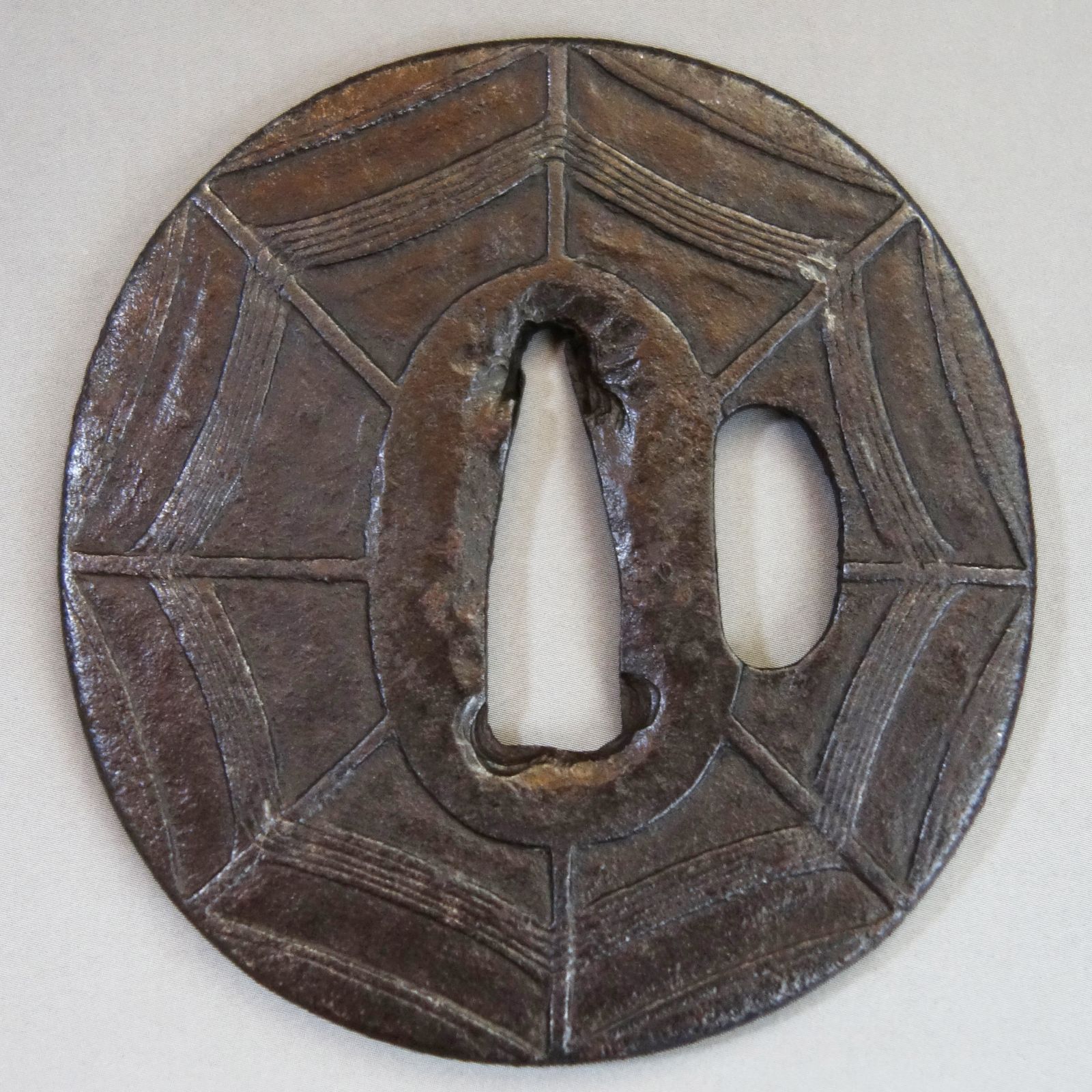 鍔 【 鉄地 鋤出彫 蜘蛛の巣図鍔 】 日本刀 刀装具 鐔 骨董 古美術