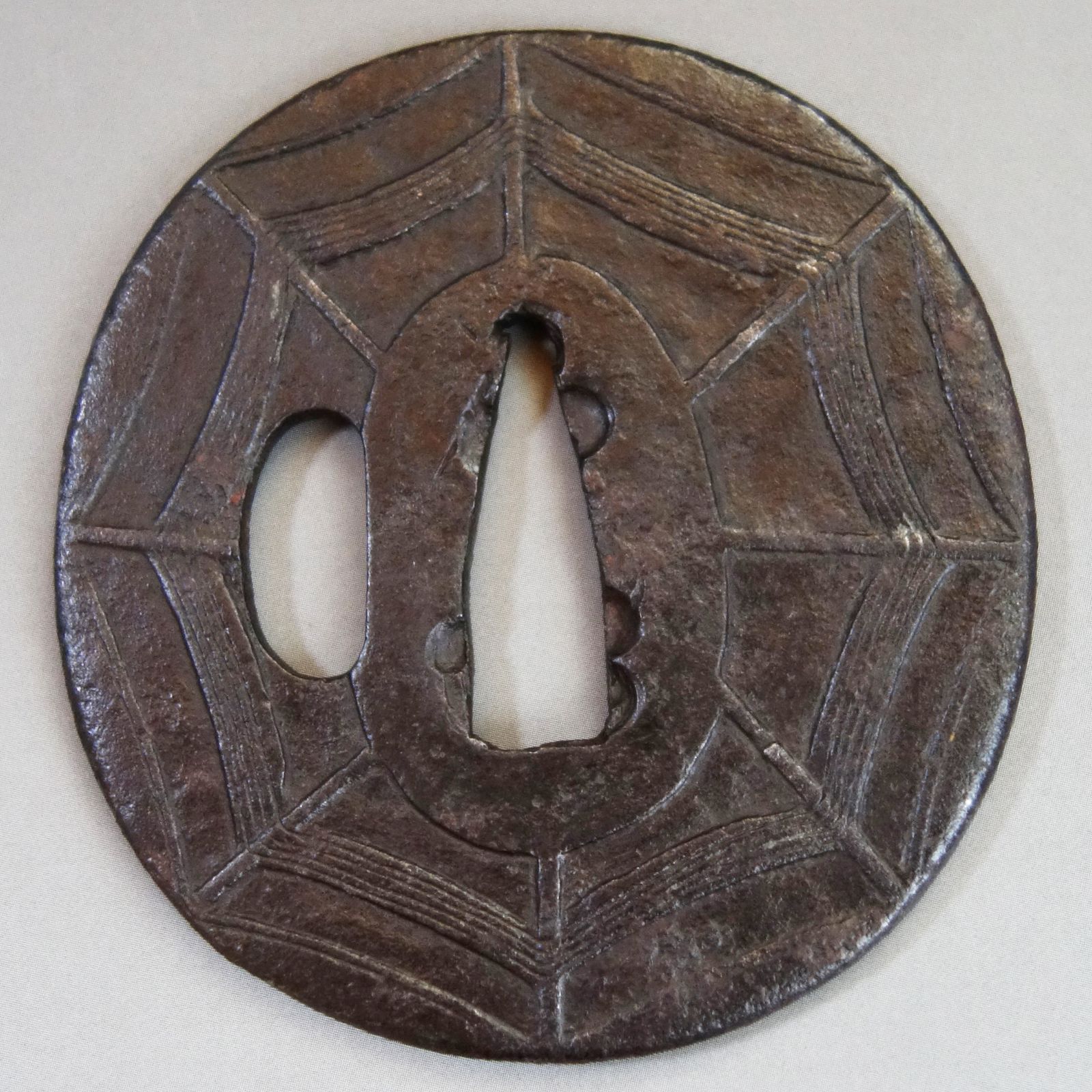 鍔 【 鉄地 鋤出彫 蜘蛛の巣図鍔 】 日本刀 刀装具 鐔 骨董 古美術