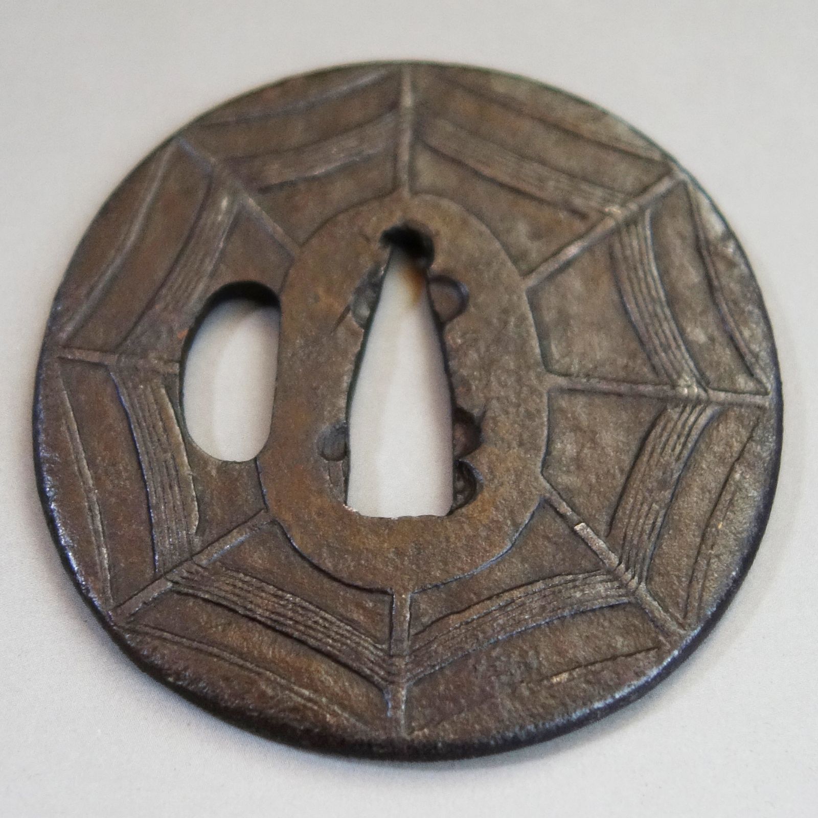 鍔 【 鉄地 鋤出彫 蜘蛛の巣図鍔 】 日本刀 刀装具 鐔 骨董 古美術