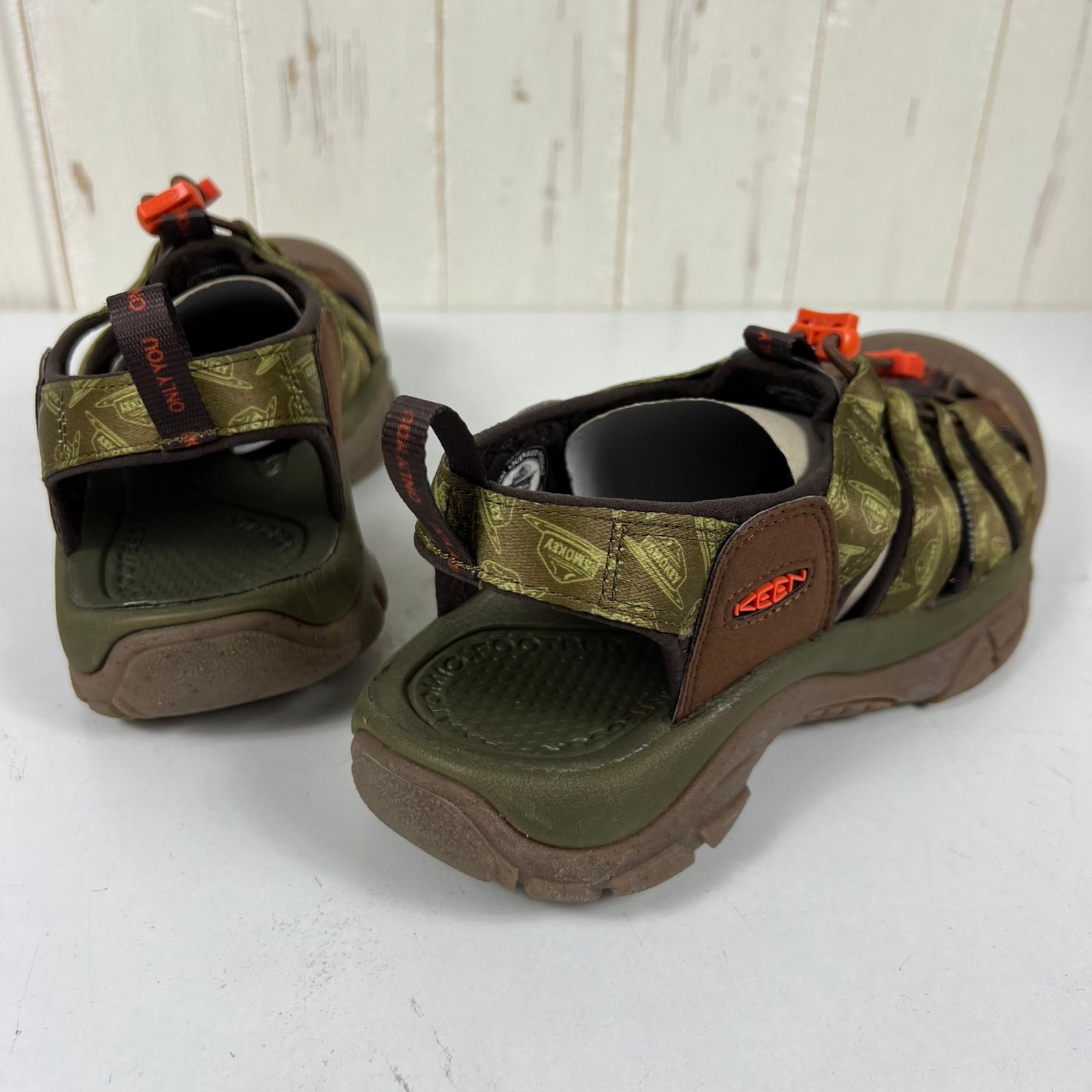 Unisex 27 5 cm カーキグリーン系 Keen キーン PORT RETRO スモーキー ベア Smokey Bear コラボモデル サンダル 1027452 OLIVE z 00055 アウトドアアクセサリー アウトドアサンダル 