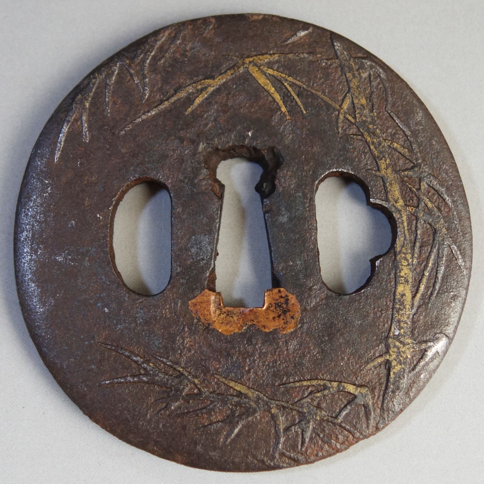 鍔 【 鉄地 鋤出彫 金布目象嵌 竹図鍔 】 日本刀 刀装具 鐔 骨董 古