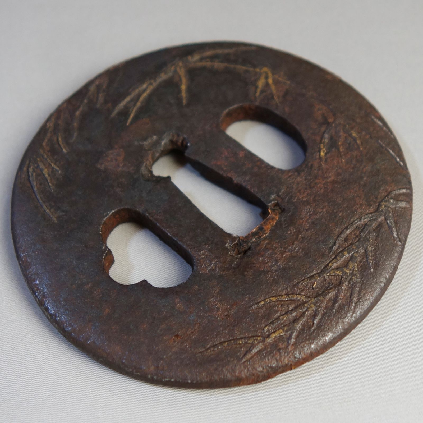 鍔 【 鉄地 鋤出彫 金布目象嵌 竹図鍔 】 日本刀 刀装具 鐔 骨董 古