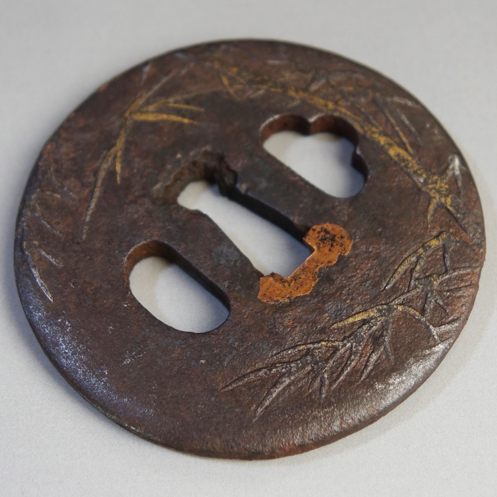 鍔 【 鉄地 鋤出彫 金布目象嵌 竹図鍔 】 日本刀 刀装具 鐔 骨董 古