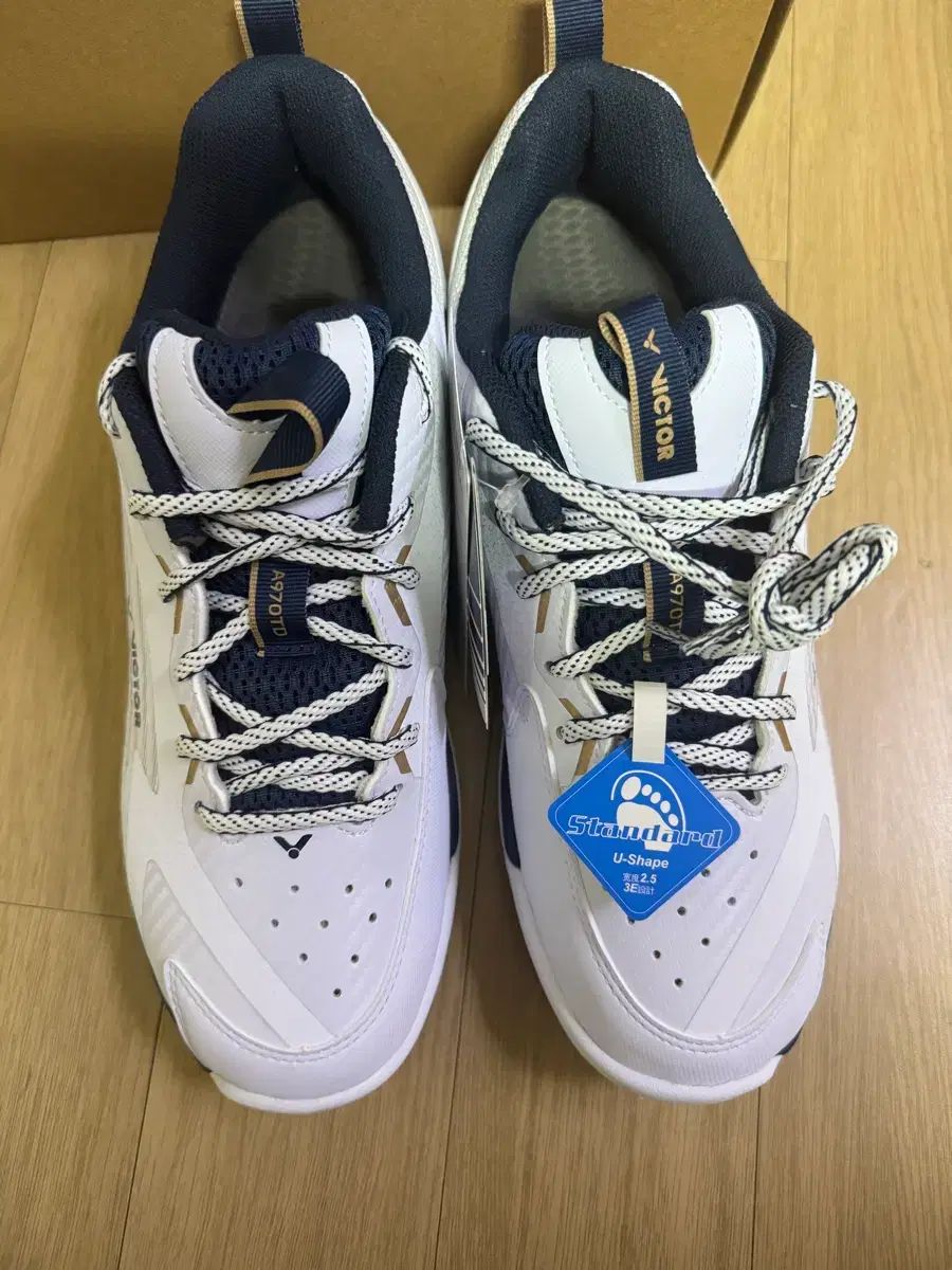 VICTOR（ビクター）バドミントンシューズ 270 - メルカリ