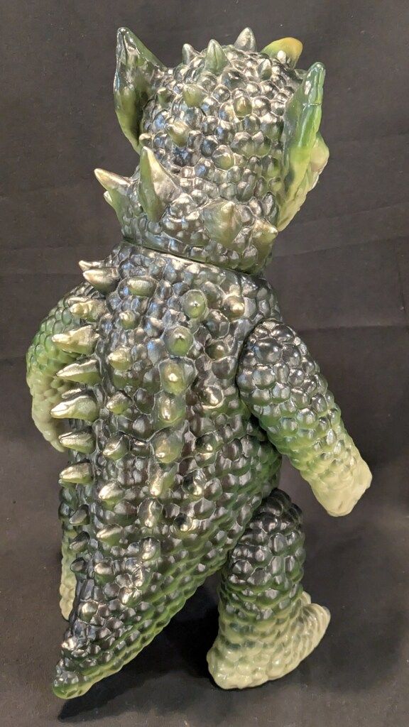 JSMソフビ 怪獣ゴーバ1st(薄抹茶成型/深緑塗装) - メルカリ