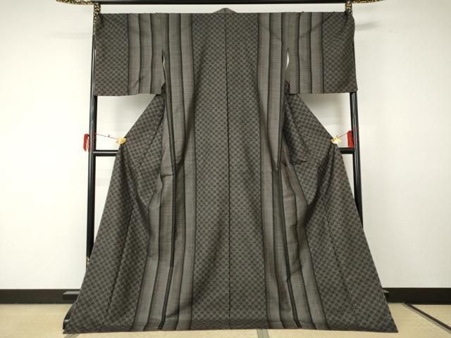 平和屋着物○本場大島紬 泥染め カタス9マルキ 変わり亀甲間道 ロング