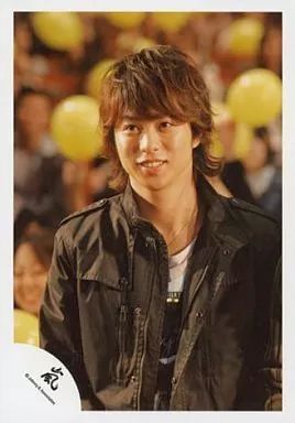 中古】生写真(ジャニーズ) 嵐/櫻井翔/衣装黒/目線左/笑顔/黄色の風船