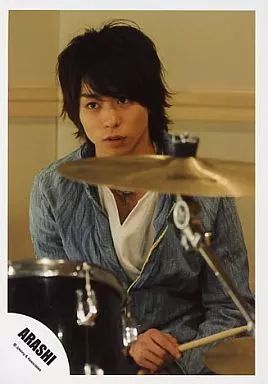 中古】生写真(ジャニーズ) 嵐/櫻井翔/デニムジャケット・手前にドラム