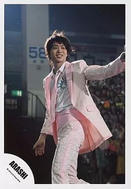 中古】生写真(ジャニーズ) 嵐/櫻井翔/膝上・衣装ピンク・左手前・目線