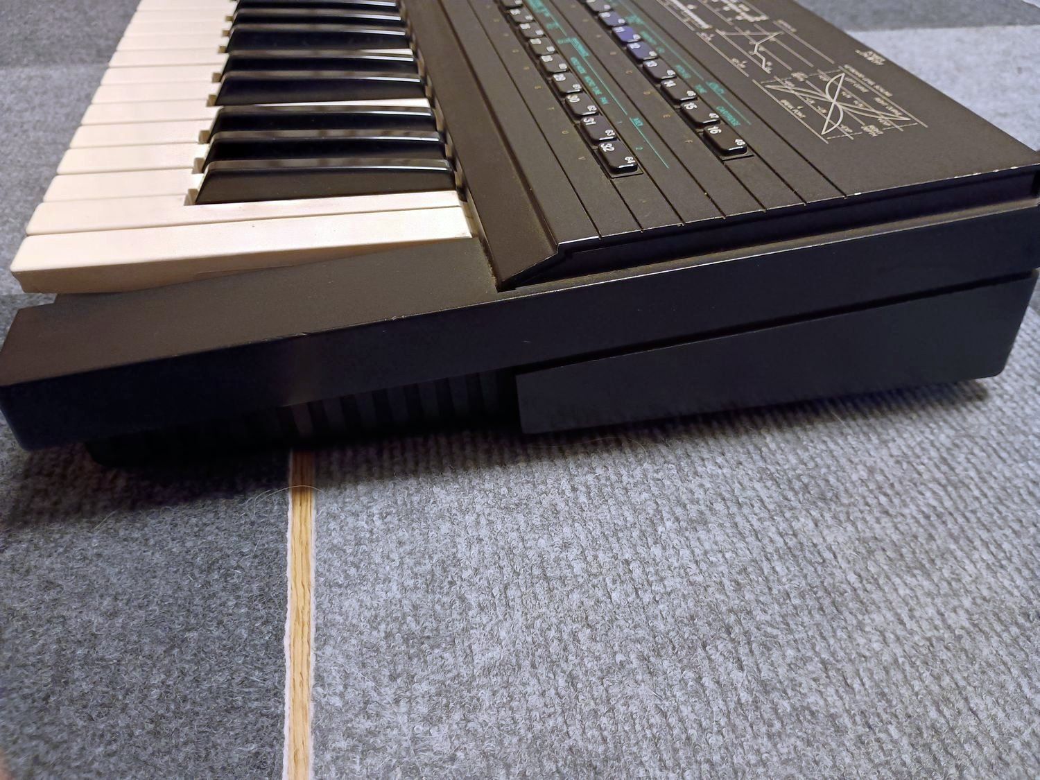 YAMAHA DX7s シンセサイザー ・動作品・電池交換済み 譜面台/ケース DX-7Sハードケース付 電池交換済み YAMAHA DX シンセサイザー用 ハード