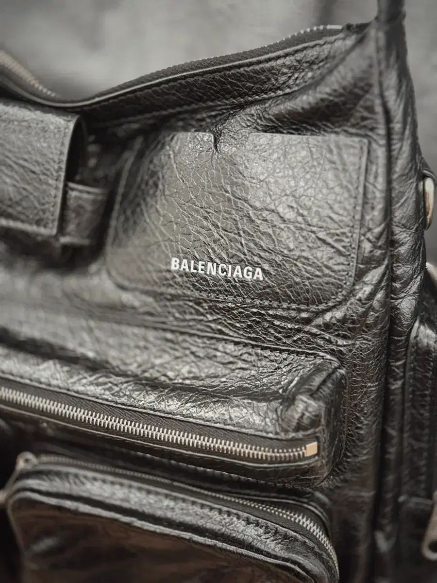 バレンシアガ スーペルビジ メッセンジャーバッグ - メルカリ