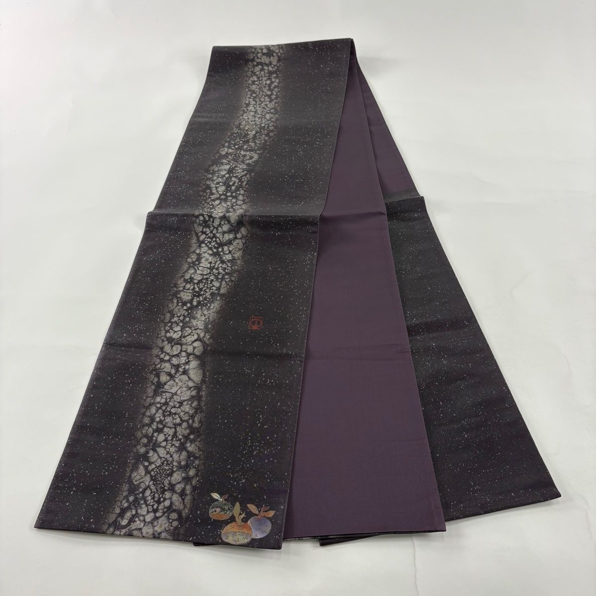 美品】 袋帯 秀品 落款 幾何学 生り物 箔 銀彩 濃紫 お太鼓柄 正絹