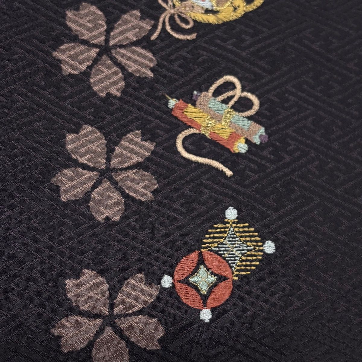 付下げ 正絹 一つ紋 深紫色 絞り 金彩 日本刺繍 秋の草花文様 光沢感 美品 美品】 付下げ 身丈161.5cm 裄丈63cm S 袷 桜 宝尽くし 刺繍 金糸 濃紫