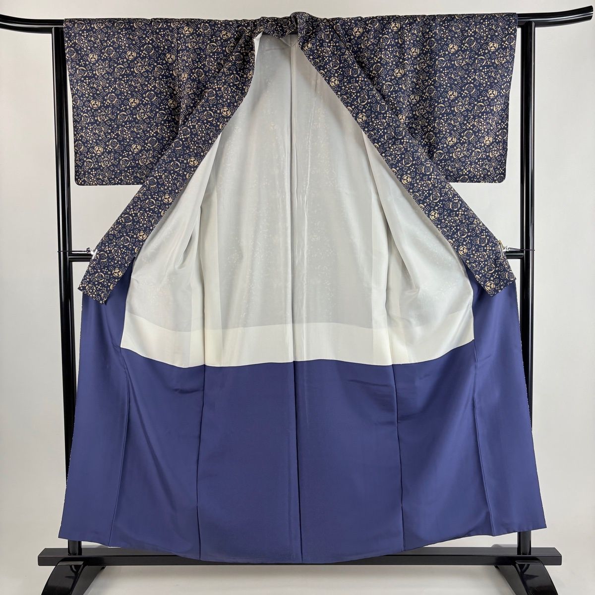 美品】 小紋 身丈158.5cm 裄丈63cm S 袷 幾何学模様 花 紬地 紺色 正絹