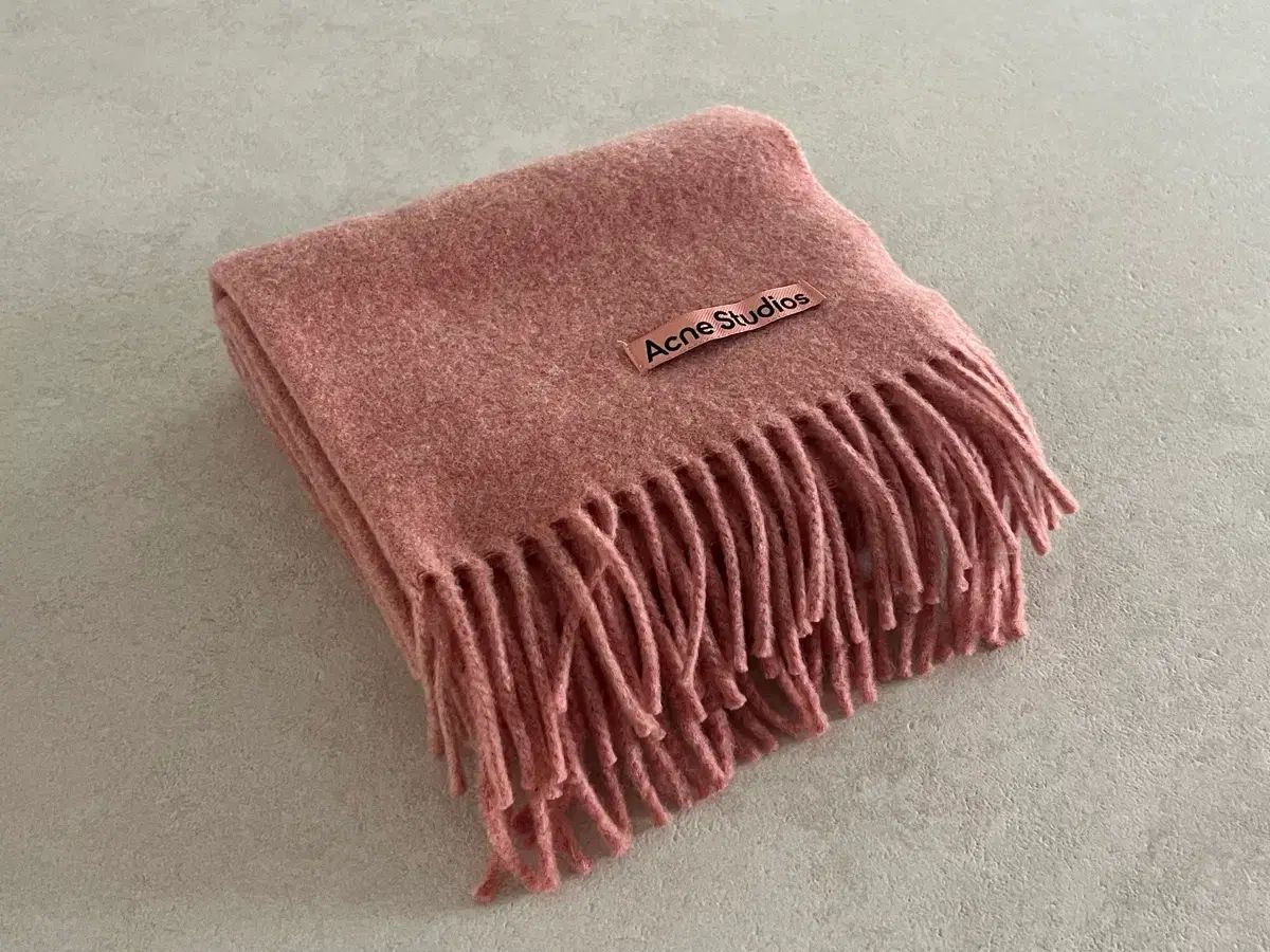 Acne Studios 大判マフラー SUZY着用 ピンク ローズメランジ ?Acne 