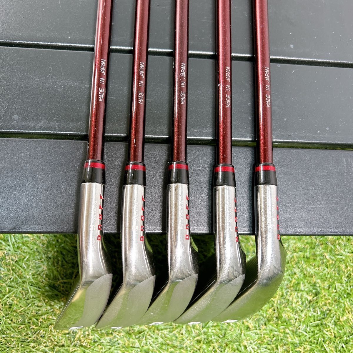 AKA アカ　オノフ ゴルフ アイアン　レディース 女性 初心者 5本 R2 AKA アカ オノフ ゴルフ アイアン レディース 女性 初心者 5本 R2