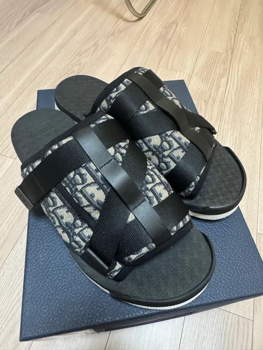 ディオール アルファ サンダル ベージュ & ブラック ディオール