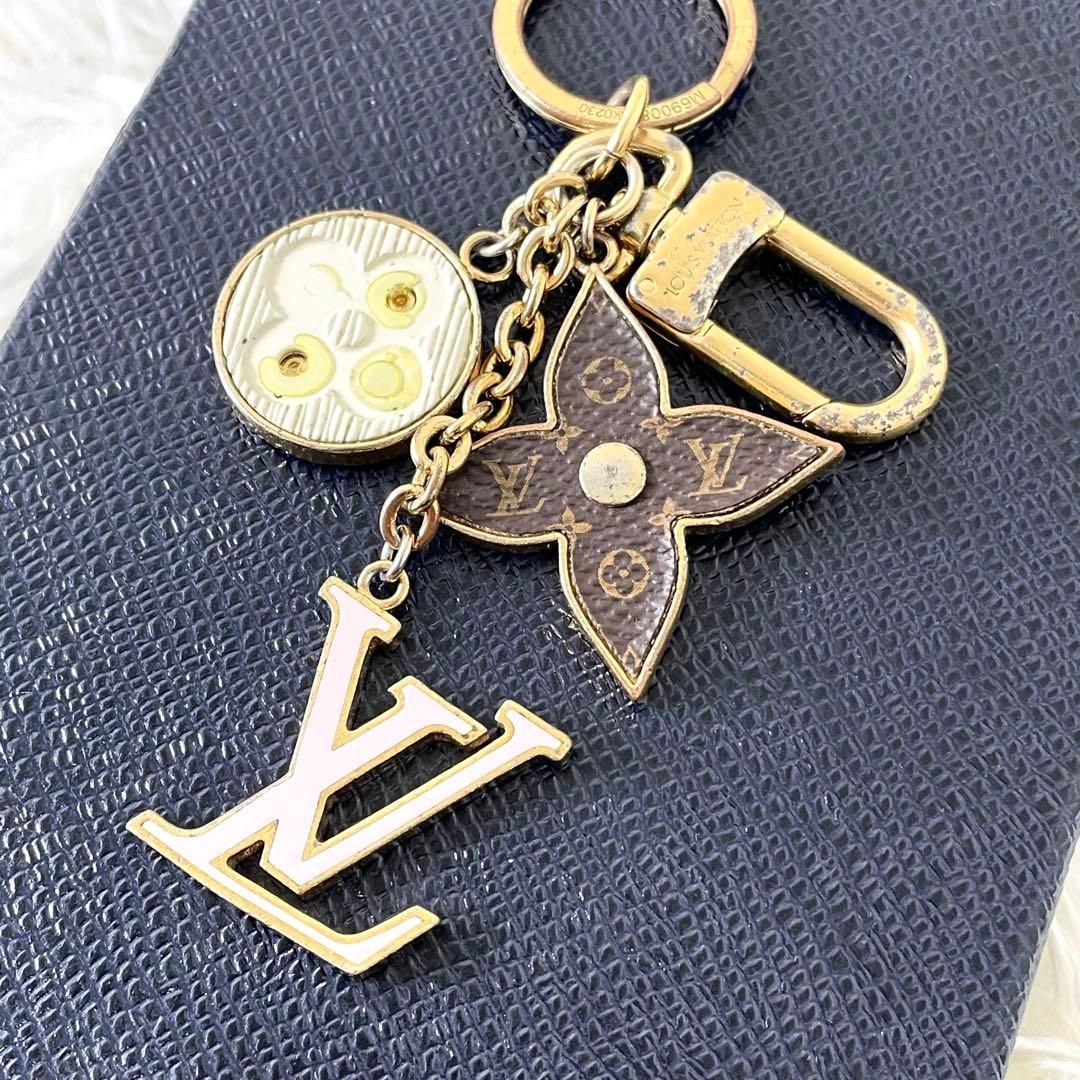 ルイヴィトン キーホルダー LV モノグラム ゴールド M69008 - メルカリ