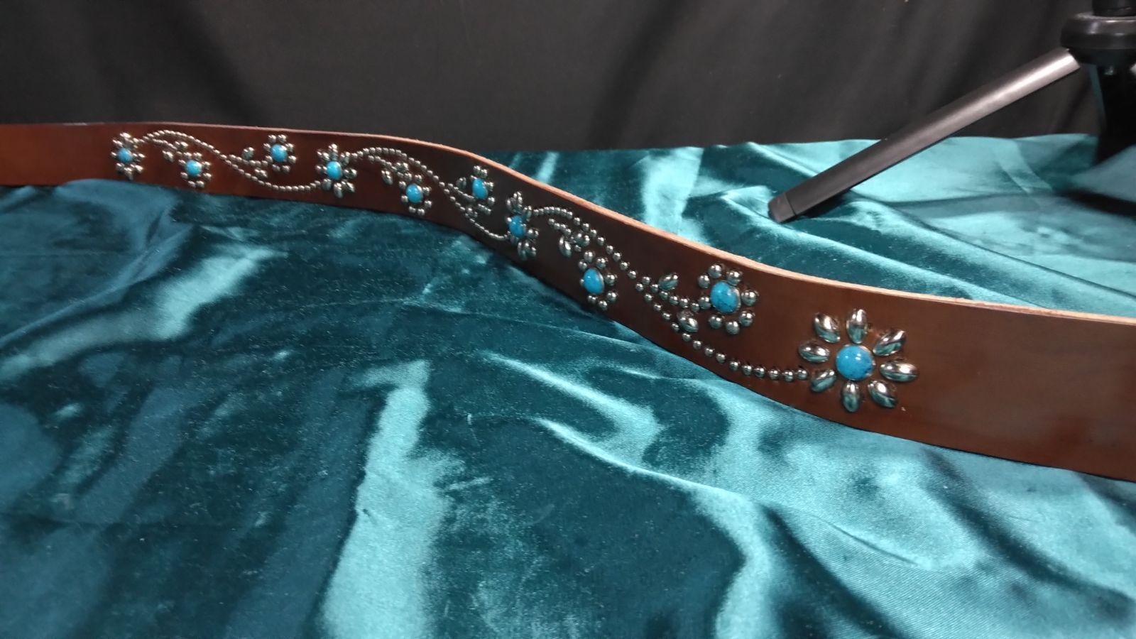 昭南ベンズレザー ツタ＆フラワースタッズベルト チョコ ニッケル