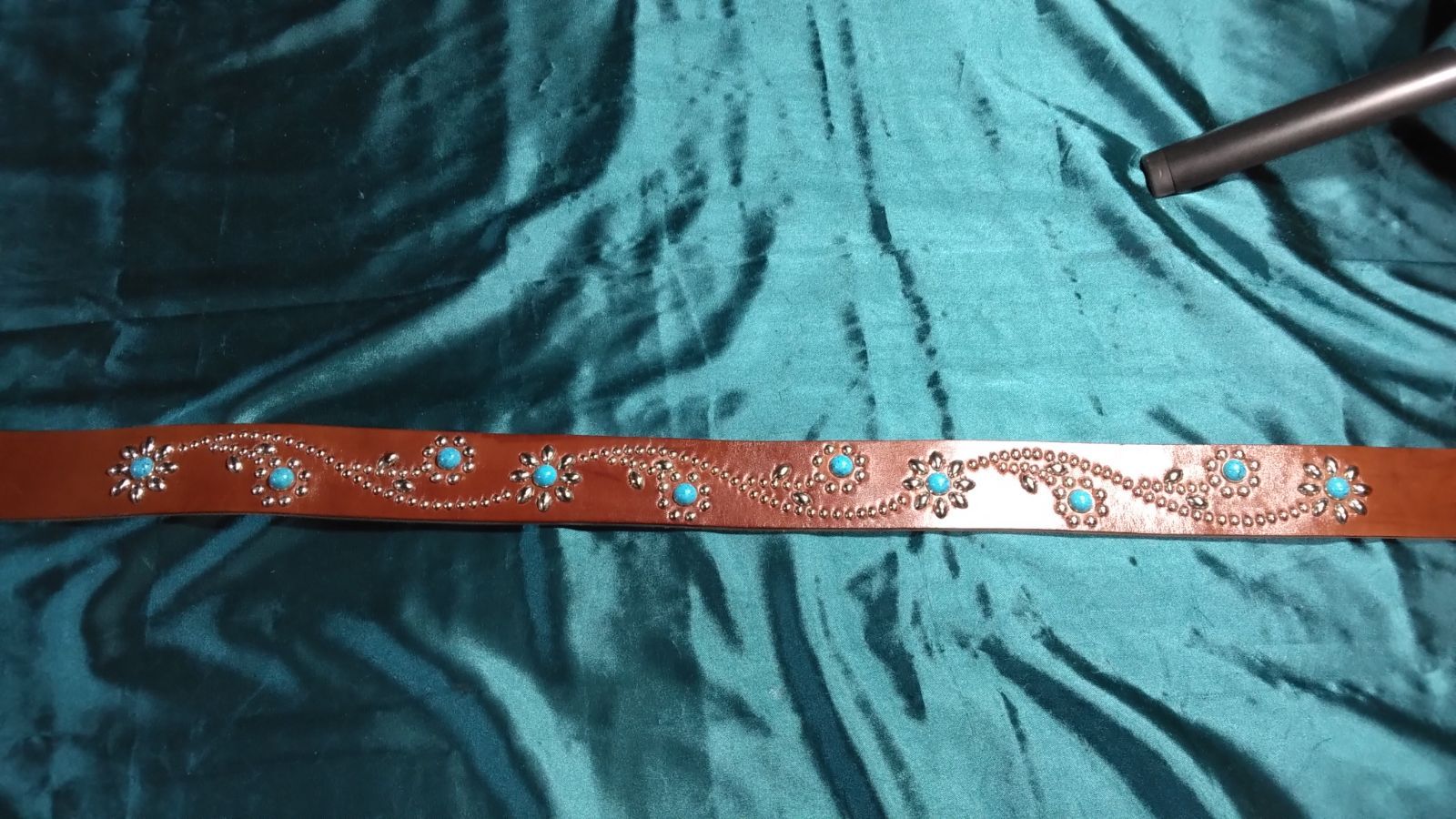 昭南ベンズレザー ツタ＆フラワースタッズベルト チョコ ニッケル