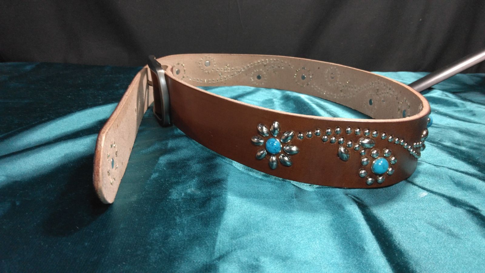 昭南ベンズレザー ツタ＆フラワースタッズベルト チョコ ニッケル