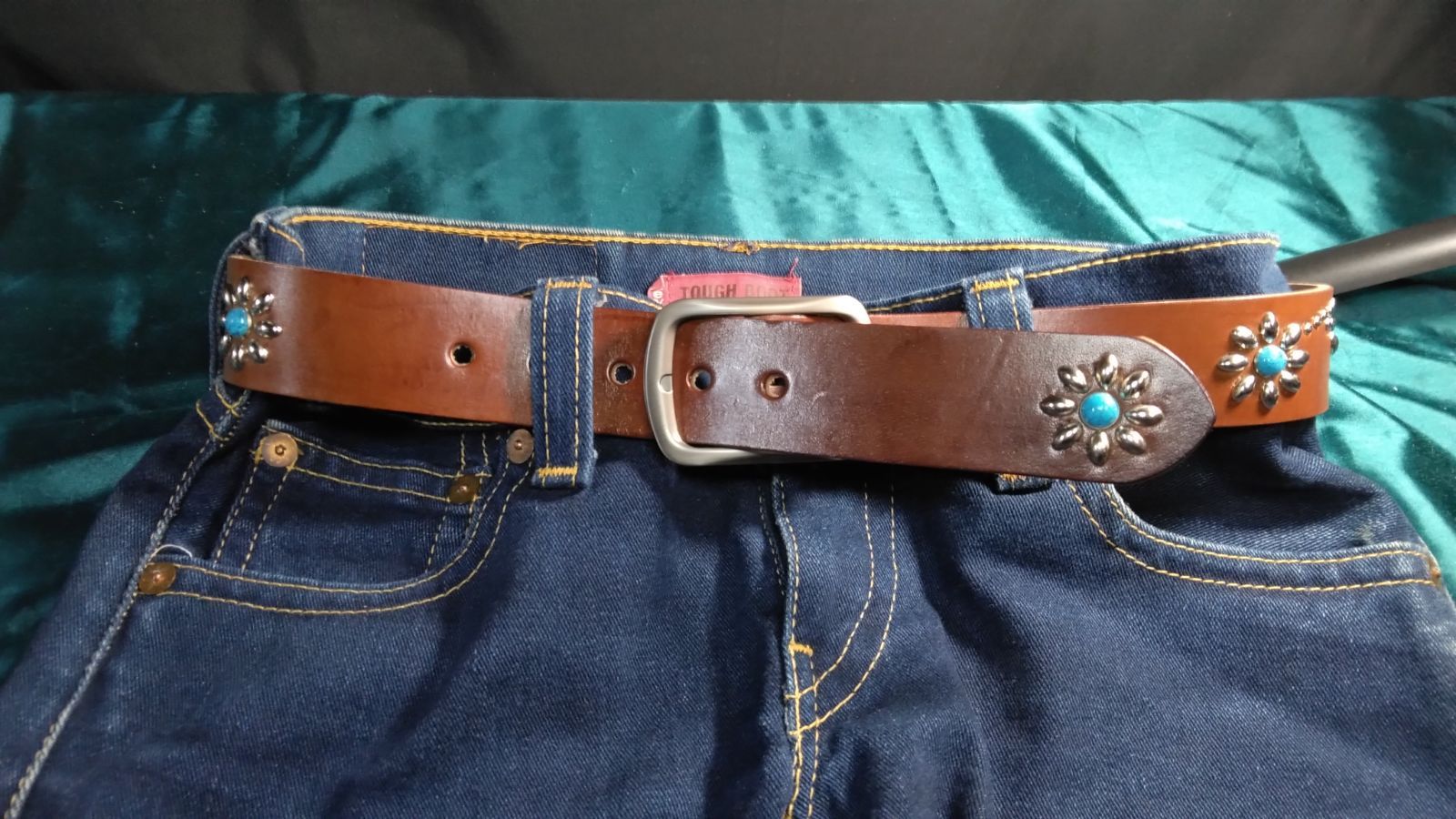 昭南ベンズレザー ツタ＆フラワースタッズベルト チョコ ニッケル