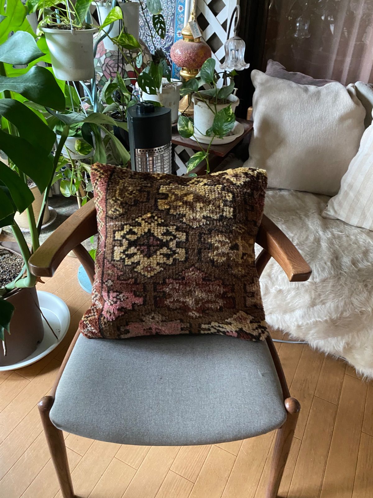 オールド絨毯　ピローカバー　トルコ　カルス トルコとアルメニアとの国境カルスのオールド絨毯のクッションカバー味