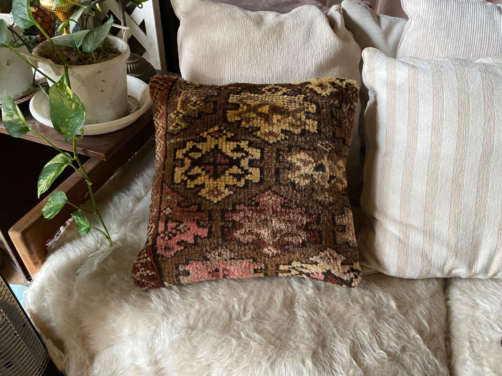 トルコとアルメニアとの国境カルスのオールド絨毯のクッションカバー味