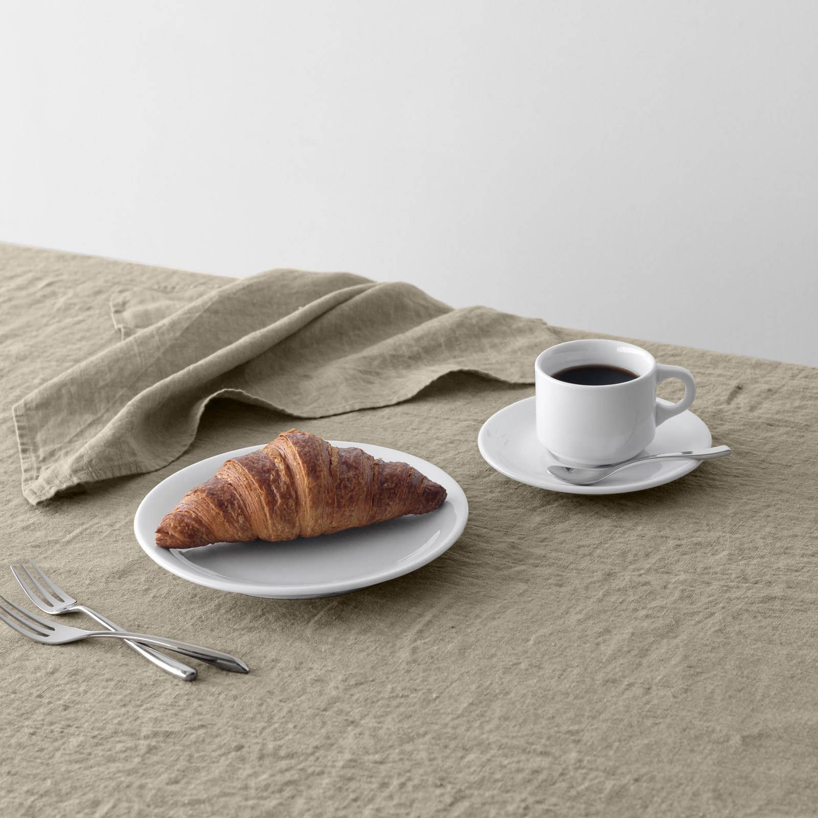  テーブルクロス M ストロー 135 200 cm リーノエリーナ Lino e Lina T 003 長方形 吸水速乾 ソフトリネン リネン100％ テーブル クロス 麻 無地 布 ナチュラル おしゃれ 北欧 ポイント10倍 その他 エプロン 三角巾