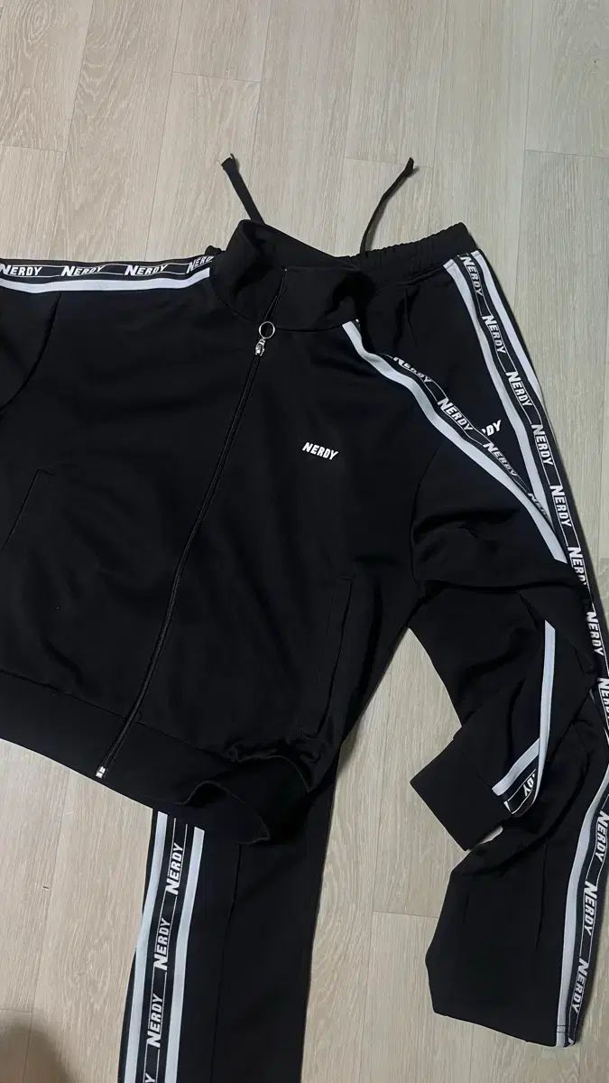 ノルディ ブラック トラックジャージ NERDY ロゴ ライン セットアップ