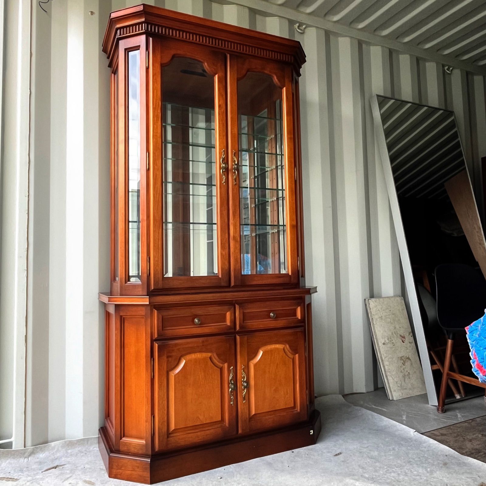 取付無料！コスガ家具 リージェントハウス アンティーク調飾り棚 キュリオケース✨ 取付無料！コスガ家具 リージェントハウス アンティーク調飾り棚