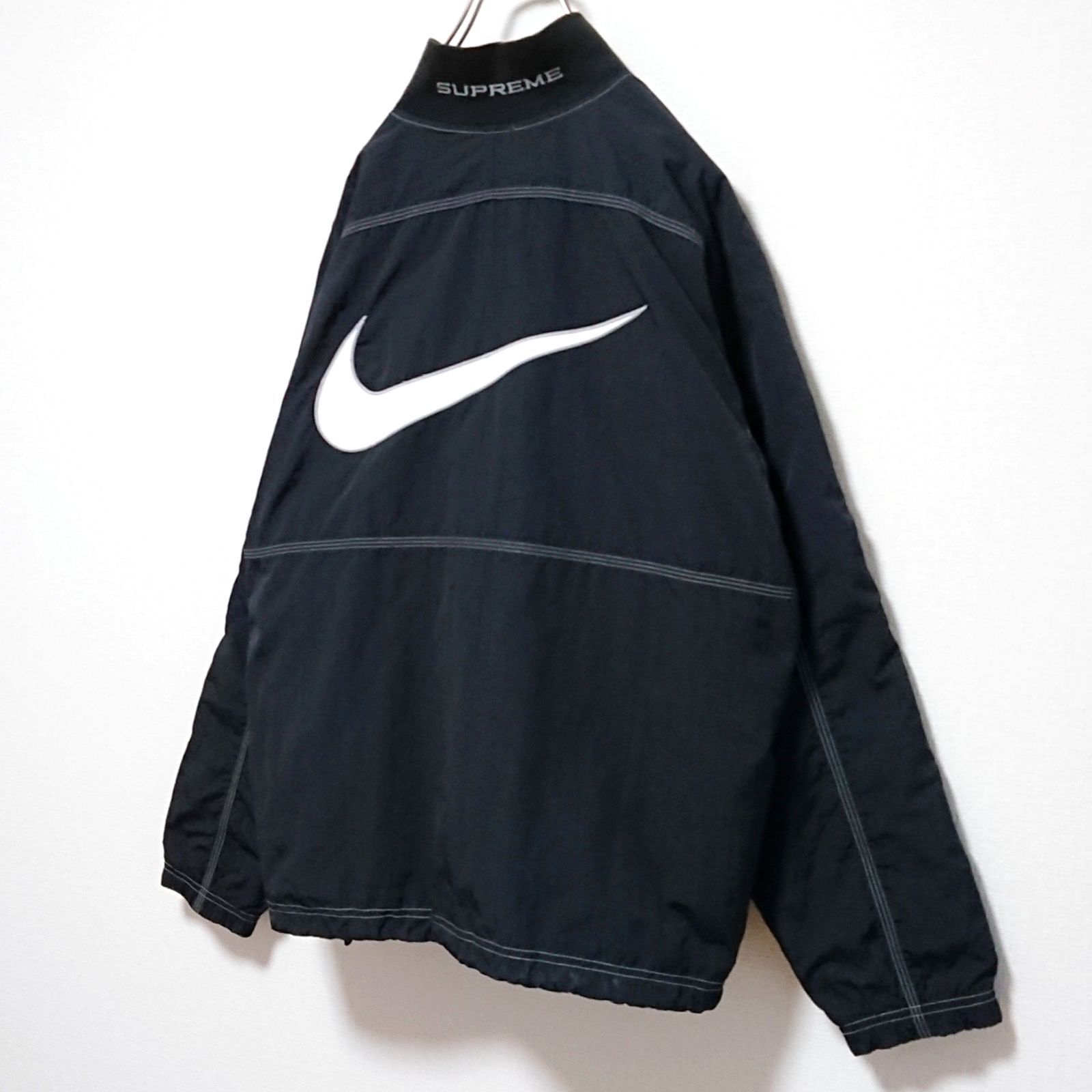 シュプリーム ナイキ スウッシュ刺繍ロゴ 中綿 ハーフジップ ナイロン