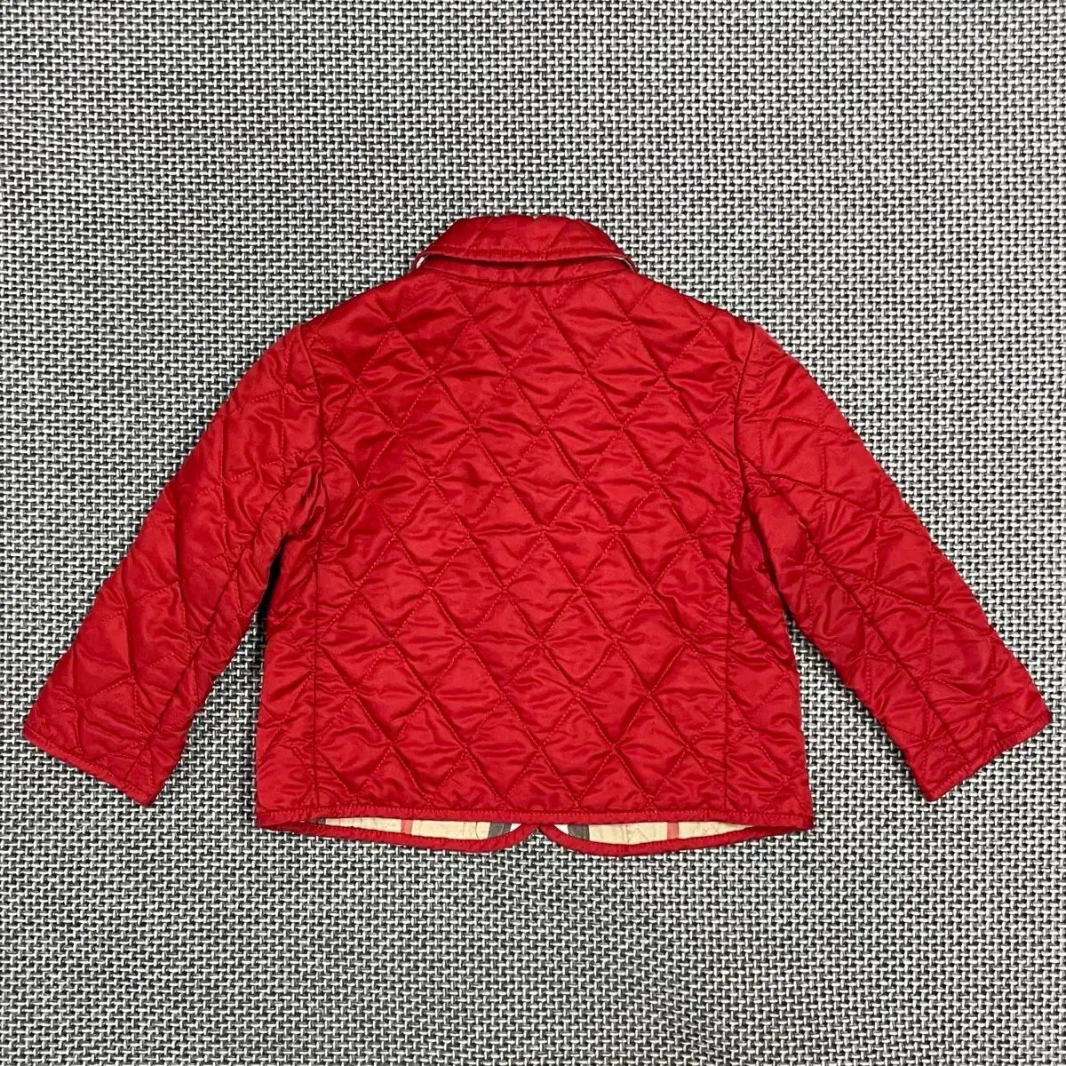 バーバリー 赤 キルティングジャケット 8Y/128cm 新品タグ付き バーバリー 赤 キルティングジャケット 8Y/128cm 新品タグ付き