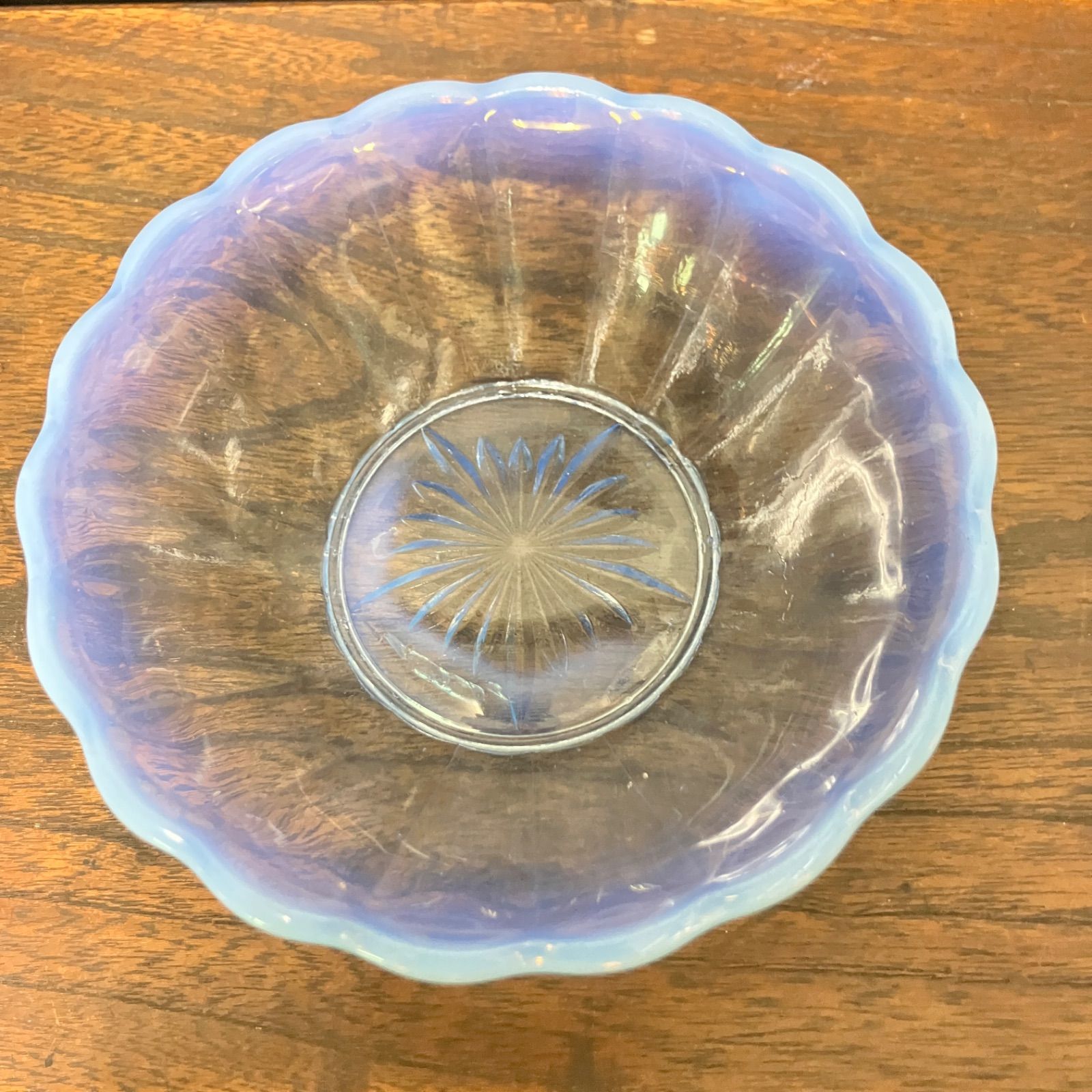昭和レトロ オパールセントガラス 小鉢 青縁 花形 波型 プレスガラス