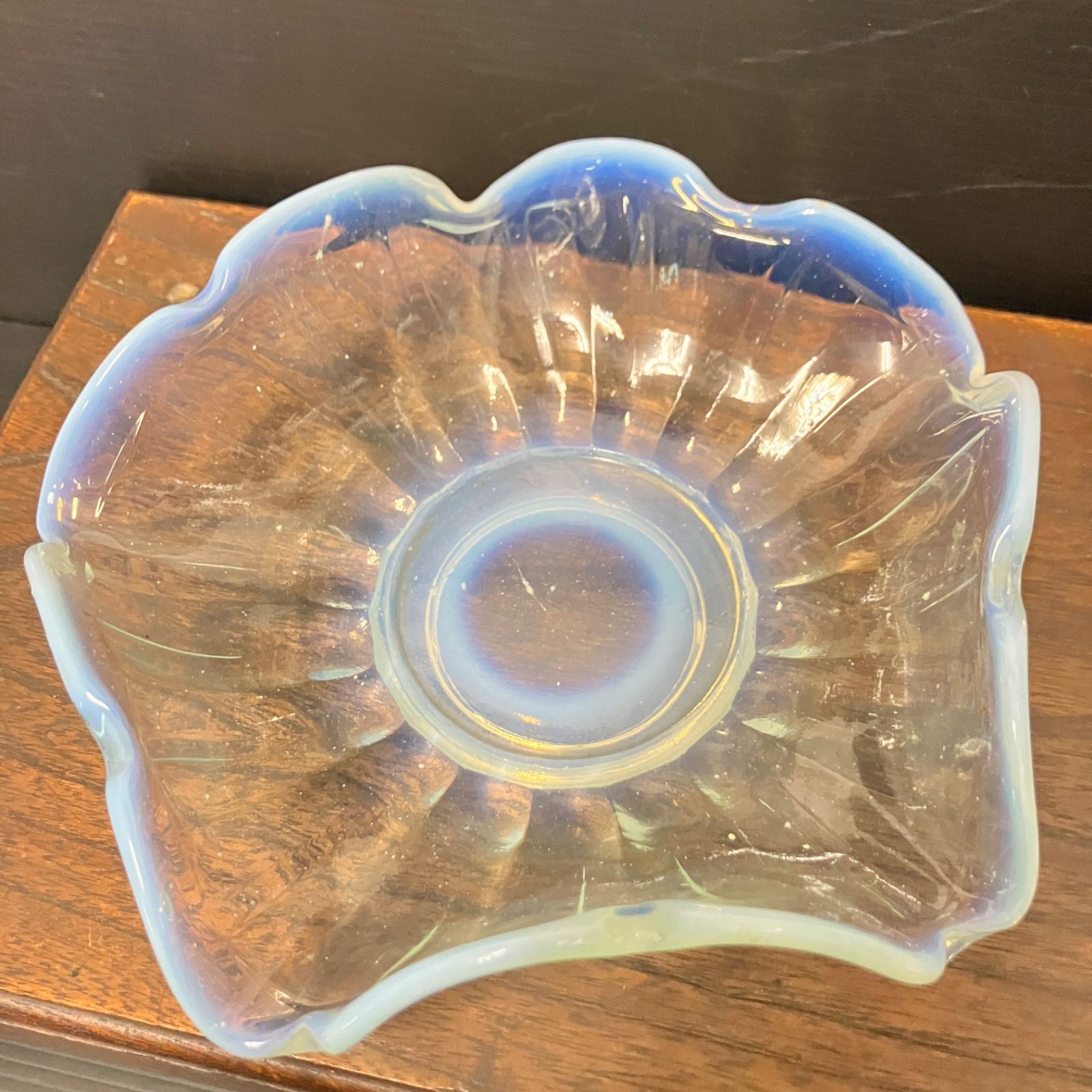 昭和レトロ オパールセントガラス 盛り鉢 青縁 波型 コンポート皿