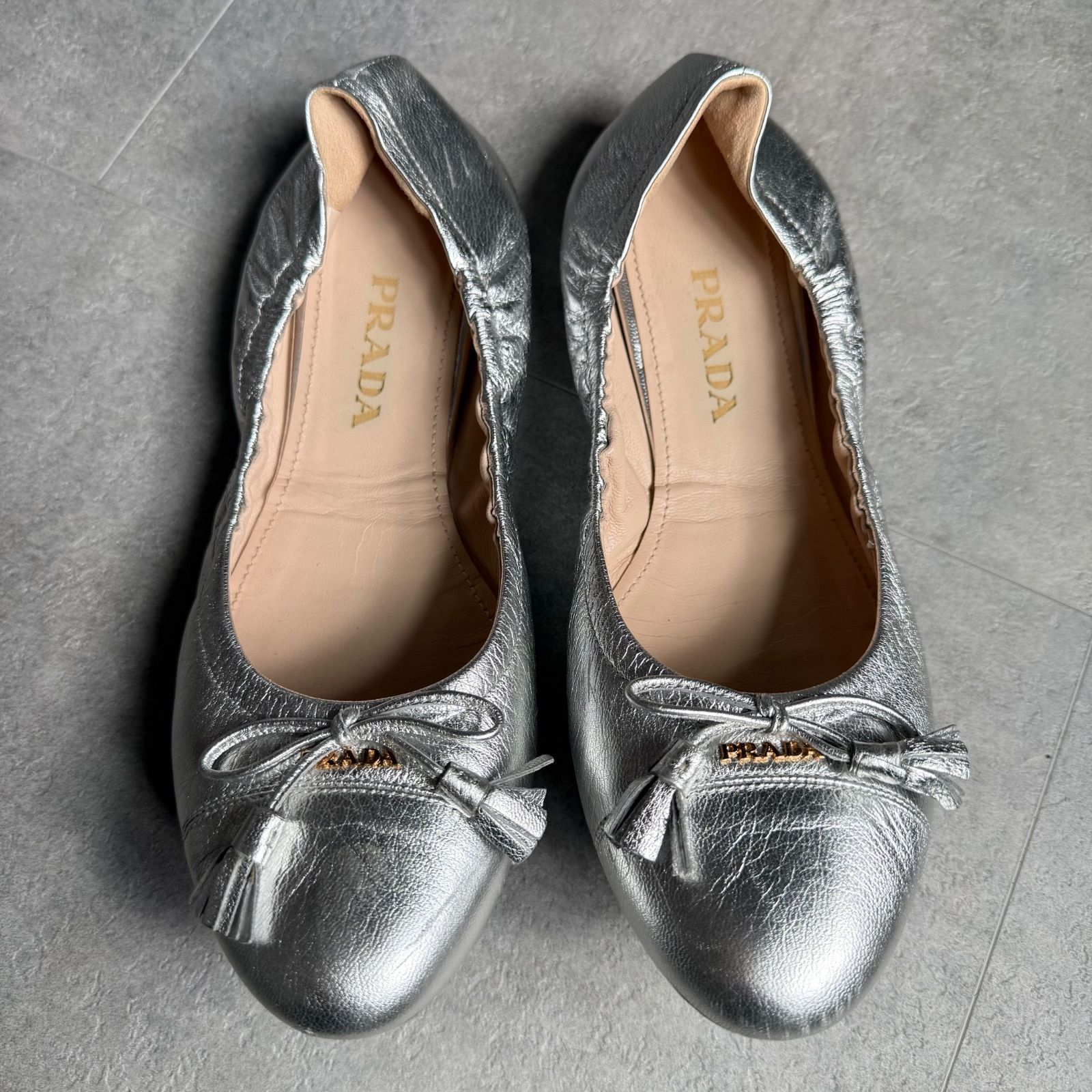 PRADA プラダ リボンバレエシューズ ロゴ シルバー レザー フラット