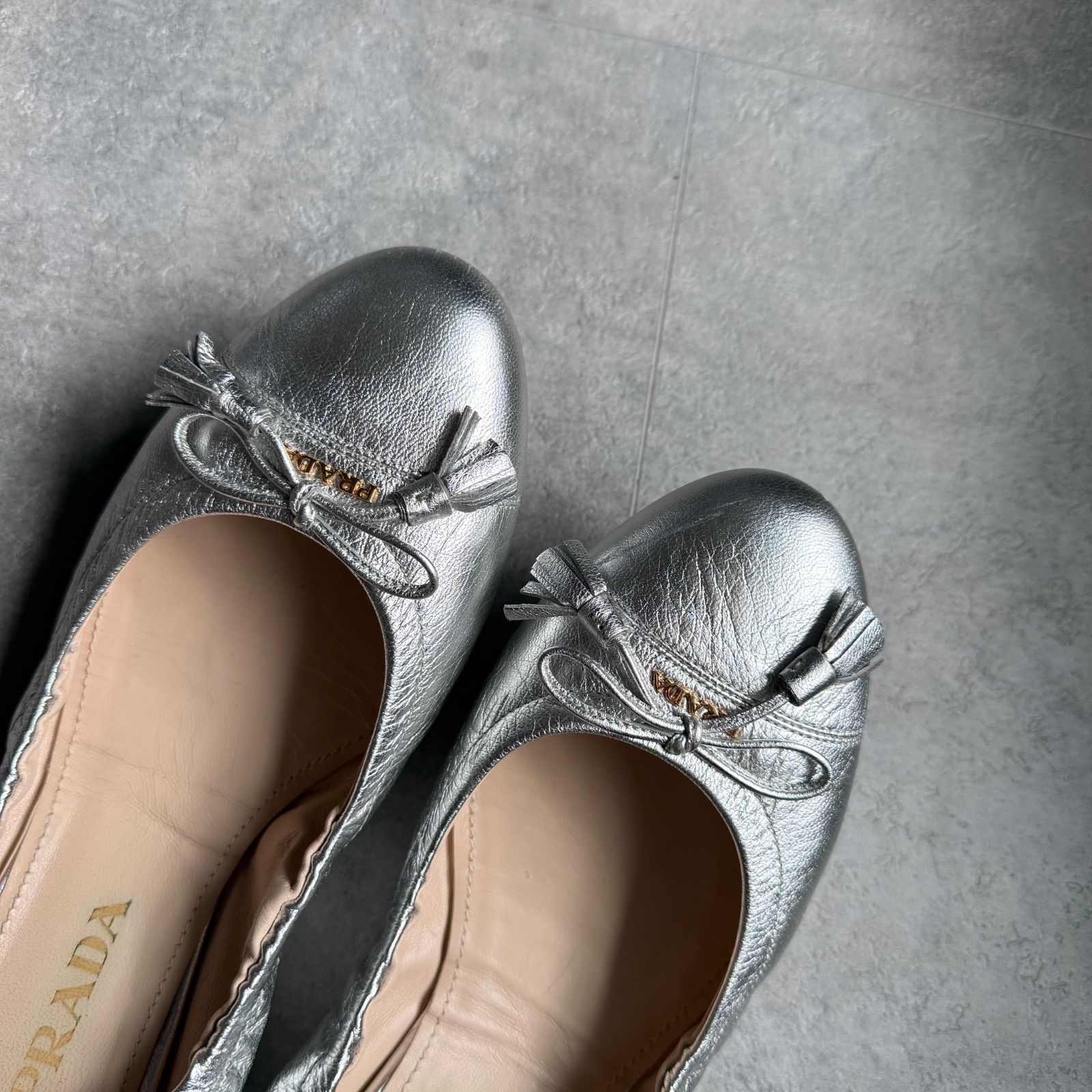 PRADA プラダ リボンバレエシューズ ロゴ シルバー レザー フラット