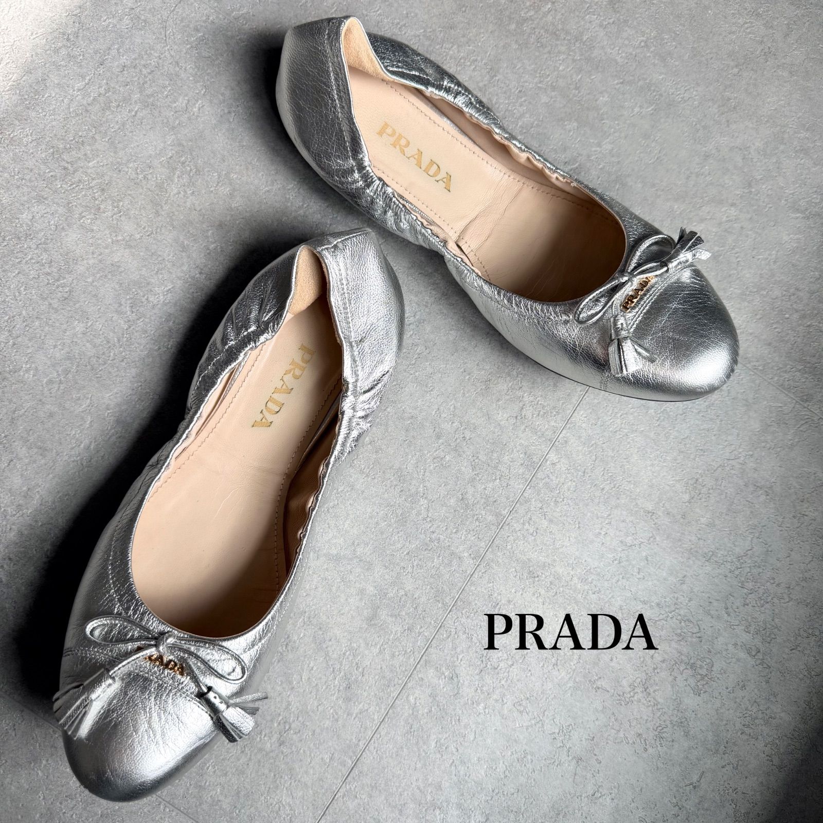 PRADA シルバー リボン付きフラットシューズ PRADA プラダ リボンバレエシューズ ロゴ シルバー レザー フラット