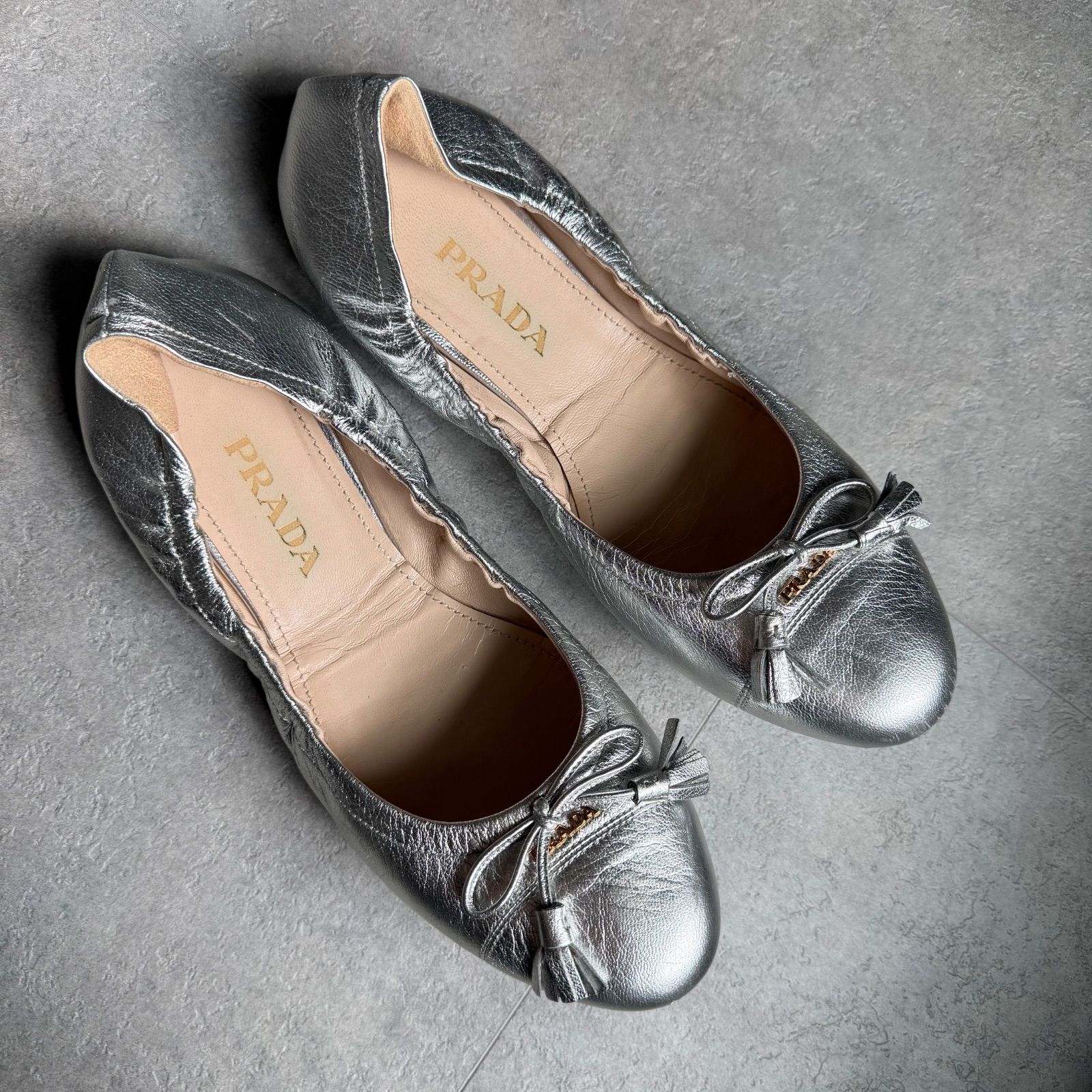 PRADA プラダ リボンバレエシューズ ロゴ シルバー レザー フラット