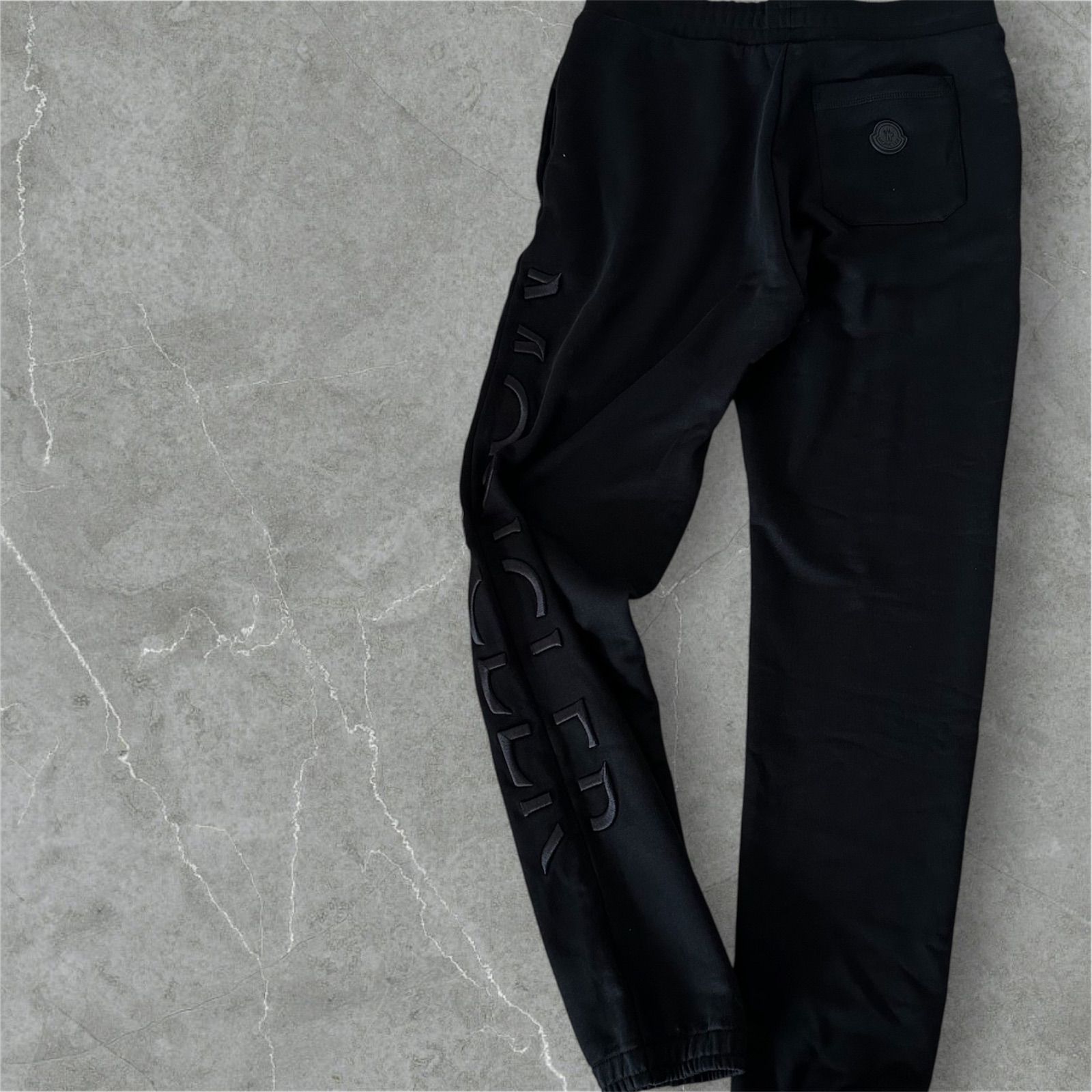 Moncler スウェットパンツ Black 日本定価12万1000円 - メルカリ