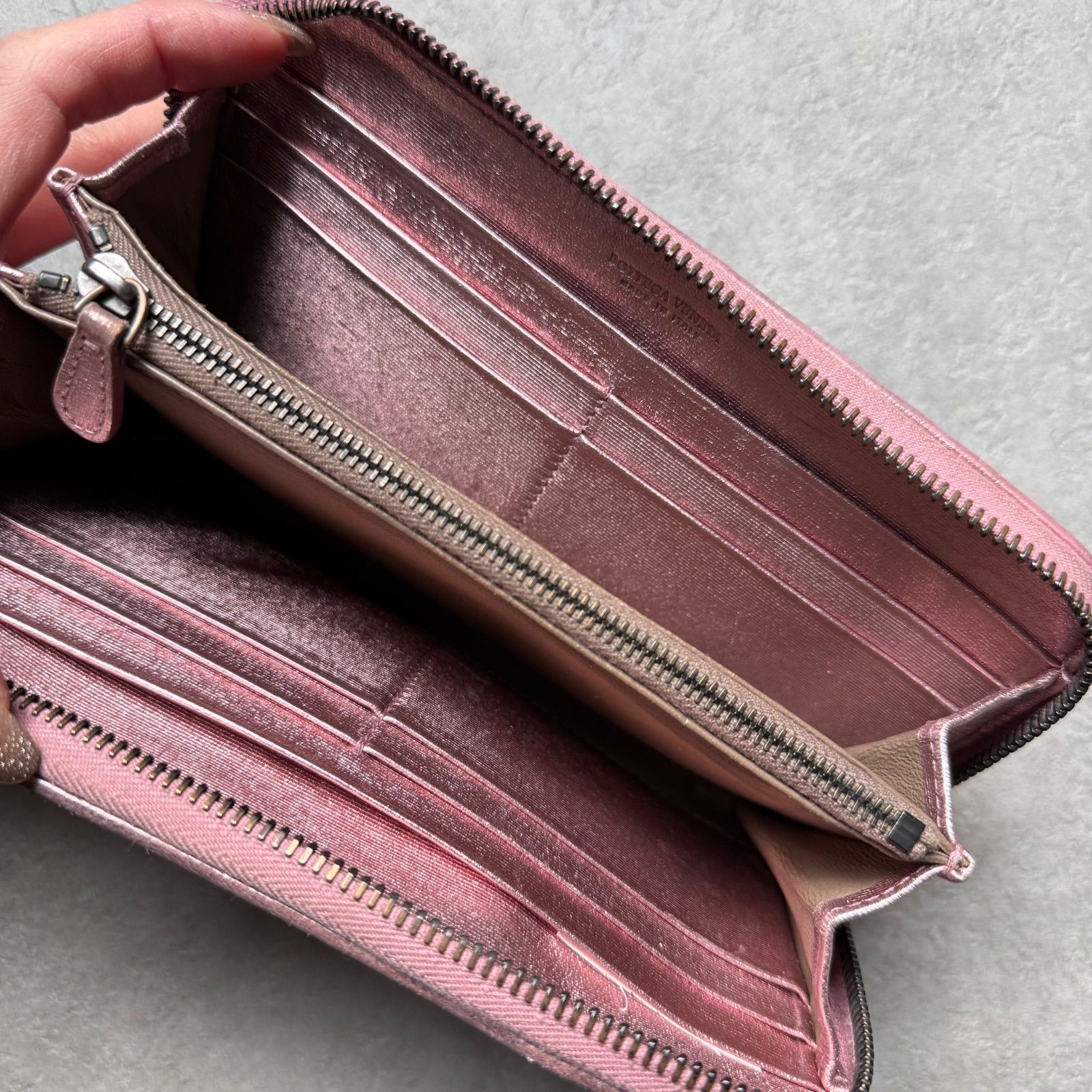 【美品】ボッテガヴェネタ　長財布　くすみピンク　イントレチャート レザー ボッテガヴェネタ 長財布 ラウンドファスナー イントレチャート レザー