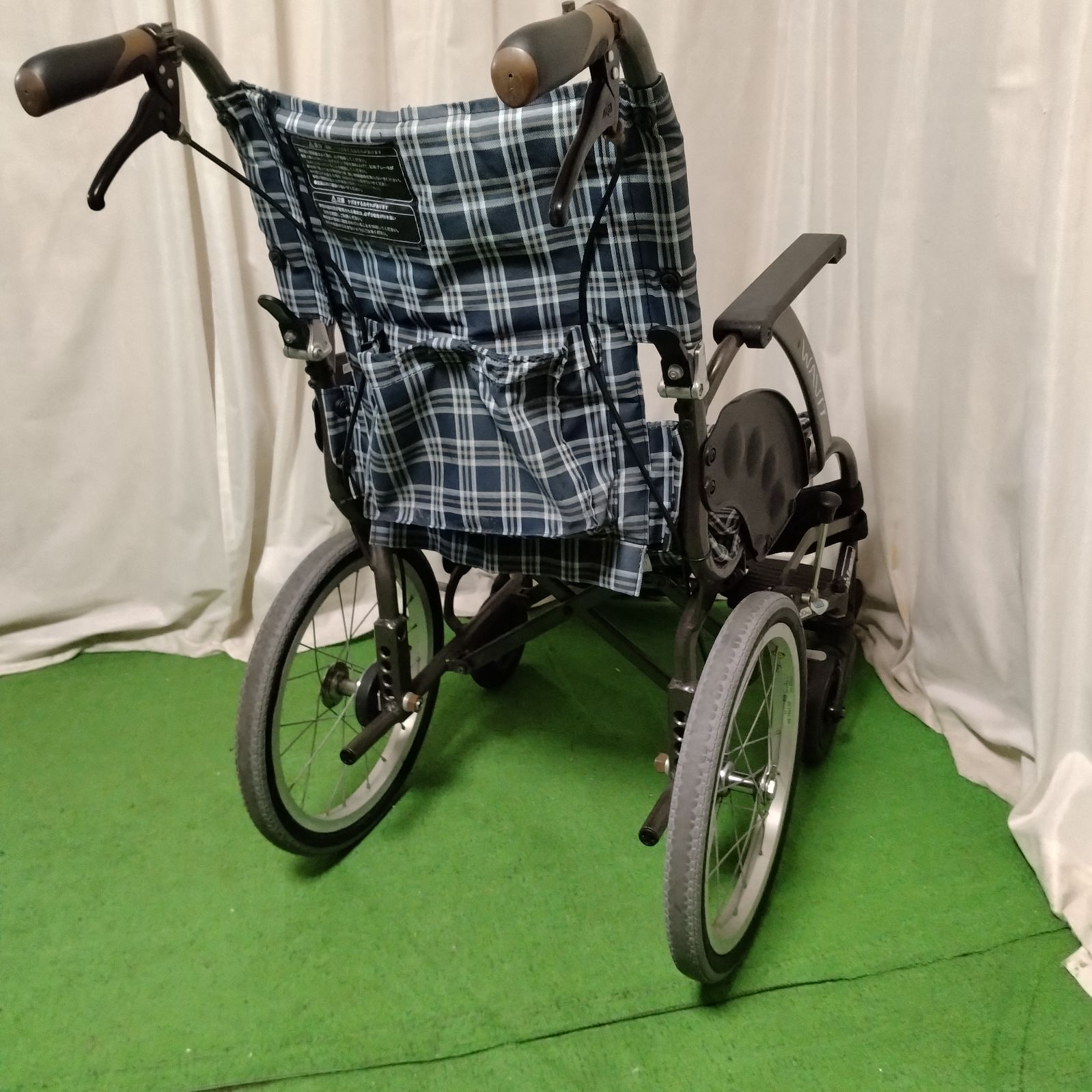 美品！カワムラ ノーパンクタイヤ 軽量 介助式 車椅子 カワムラサイクル 車椅子 自走式 BML22-40SB ノーパンクタイヤ仕様