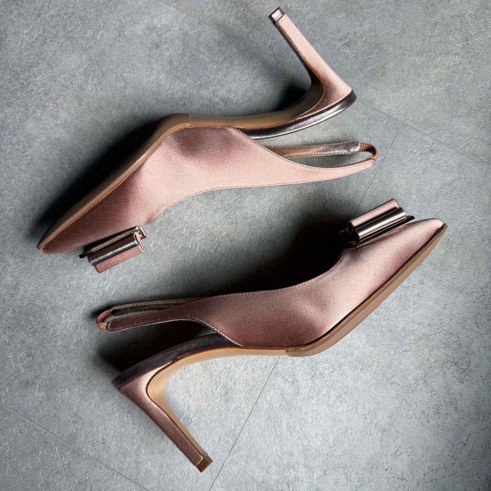 SalvatoreFerragamo サルヴァトーレフェラガモ ヴァラリボン ストーン