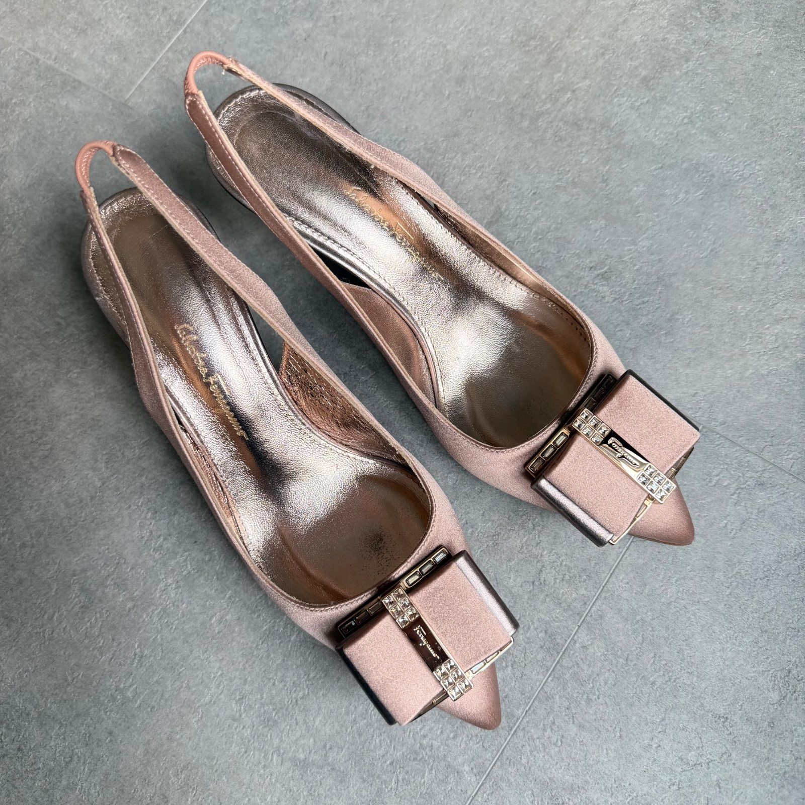 SalvatoreFerragamo サルヴァトーレフェラガモ ヴァラリボン ストーン