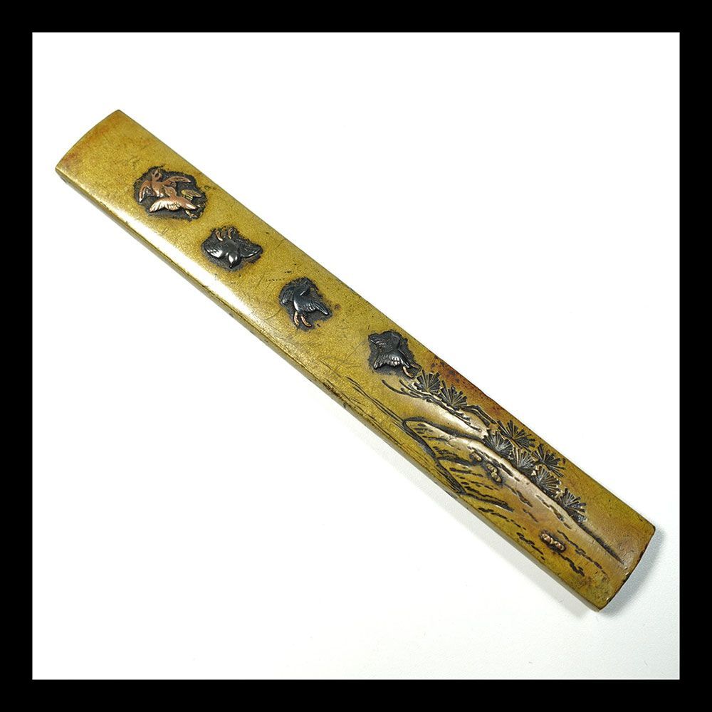 ☆真鍮地群千鳥図小柄 無銘 高肉彫 毛彫 色絵象嵌 細密金工 刀装具 拵