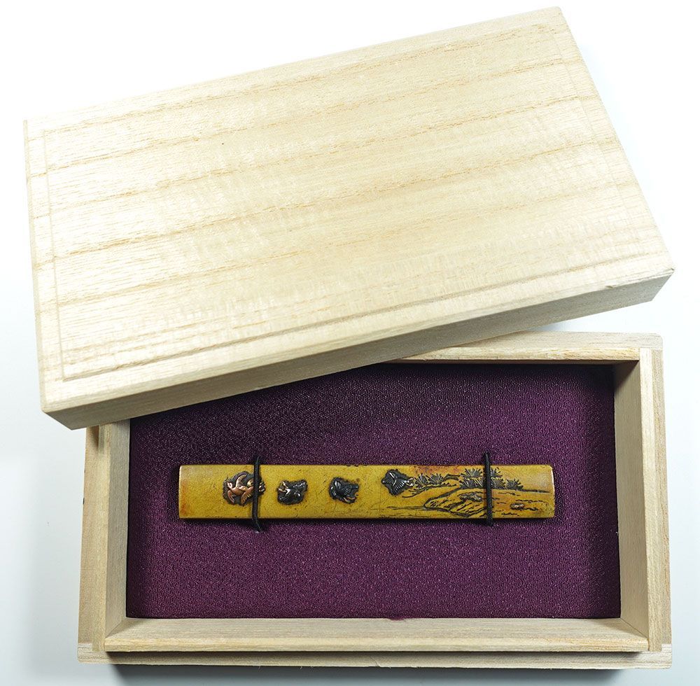 ☆真鍮地群千鳥図小柄 無銘 高肉彫 毛彫 色絵象嵌 細密金工 刀装具 拵