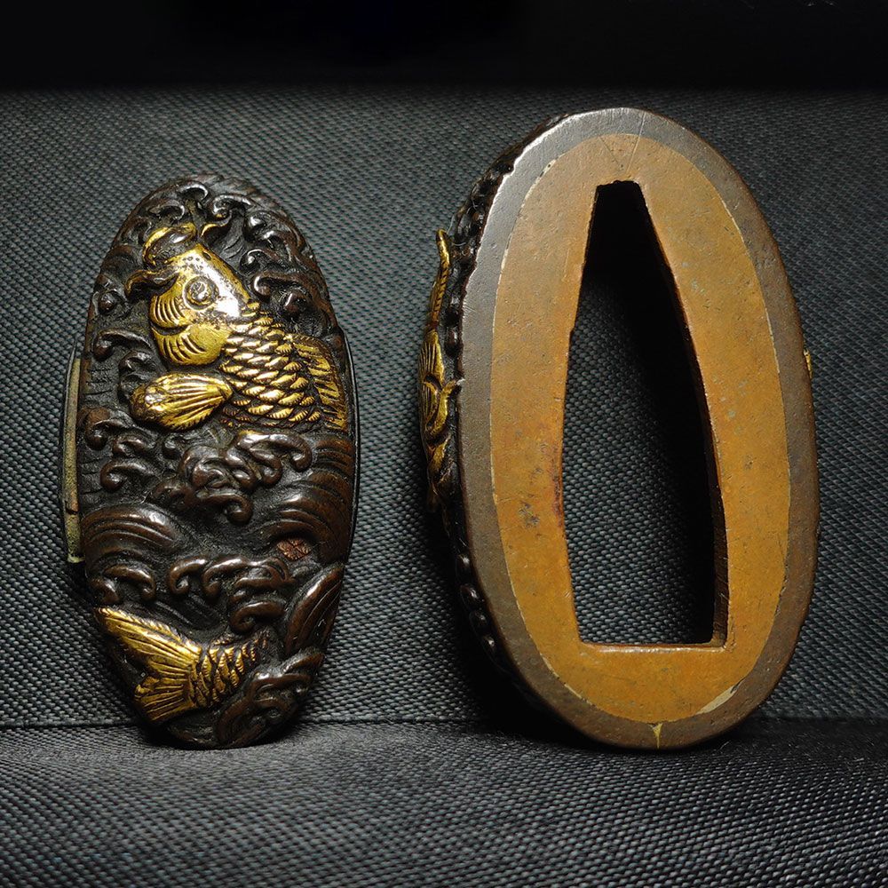 ☆大森波の如し 朧銀地登龍門図縁頭 無銘 高肉彫 毛彫 金象嵌 鯉の滝