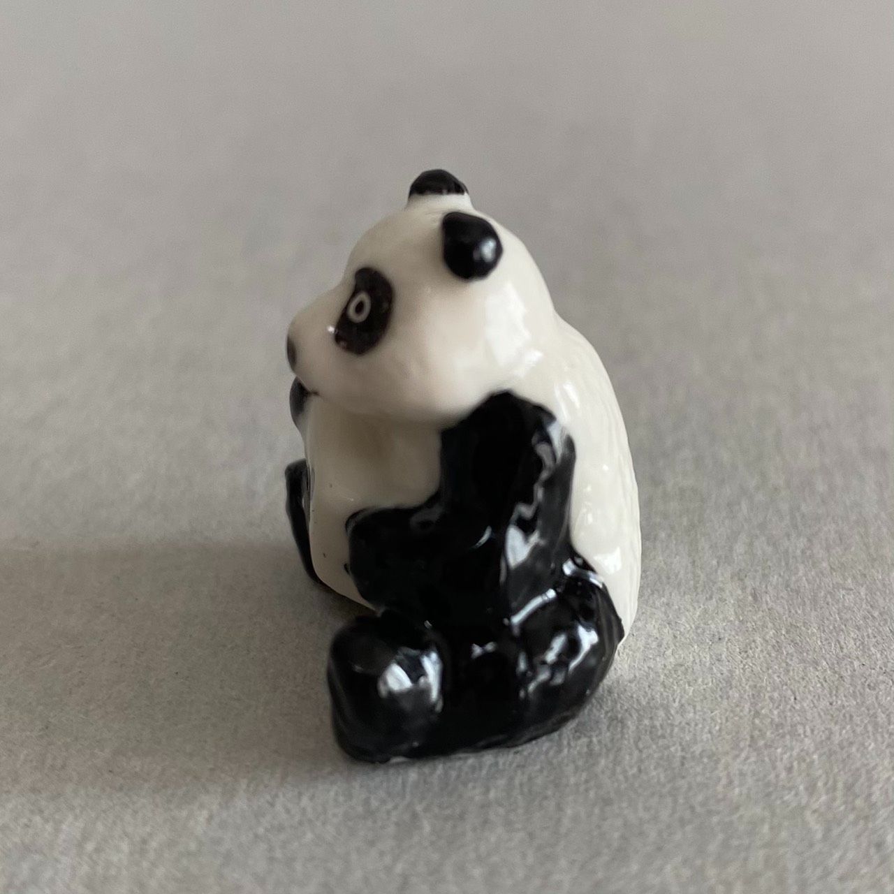 パンダの本を持つ陶器の置物 パンダ×サイコロのフェーブ／幸運を運ぶパンダ／フランス雑貨／陶器