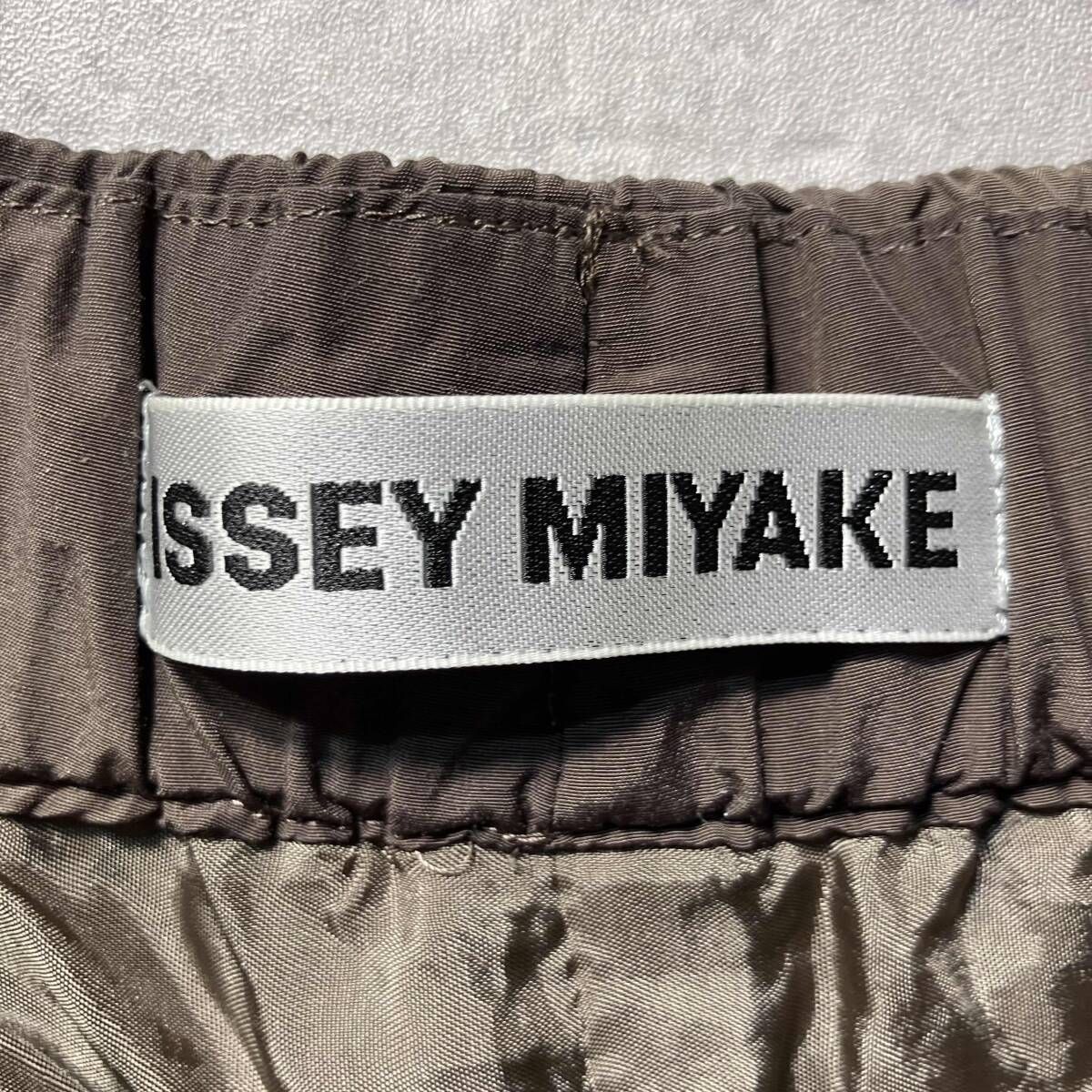 レディース 22SS ISSEY MIYAKE パンツ ナイロンパンツ サイズ2 カーキ