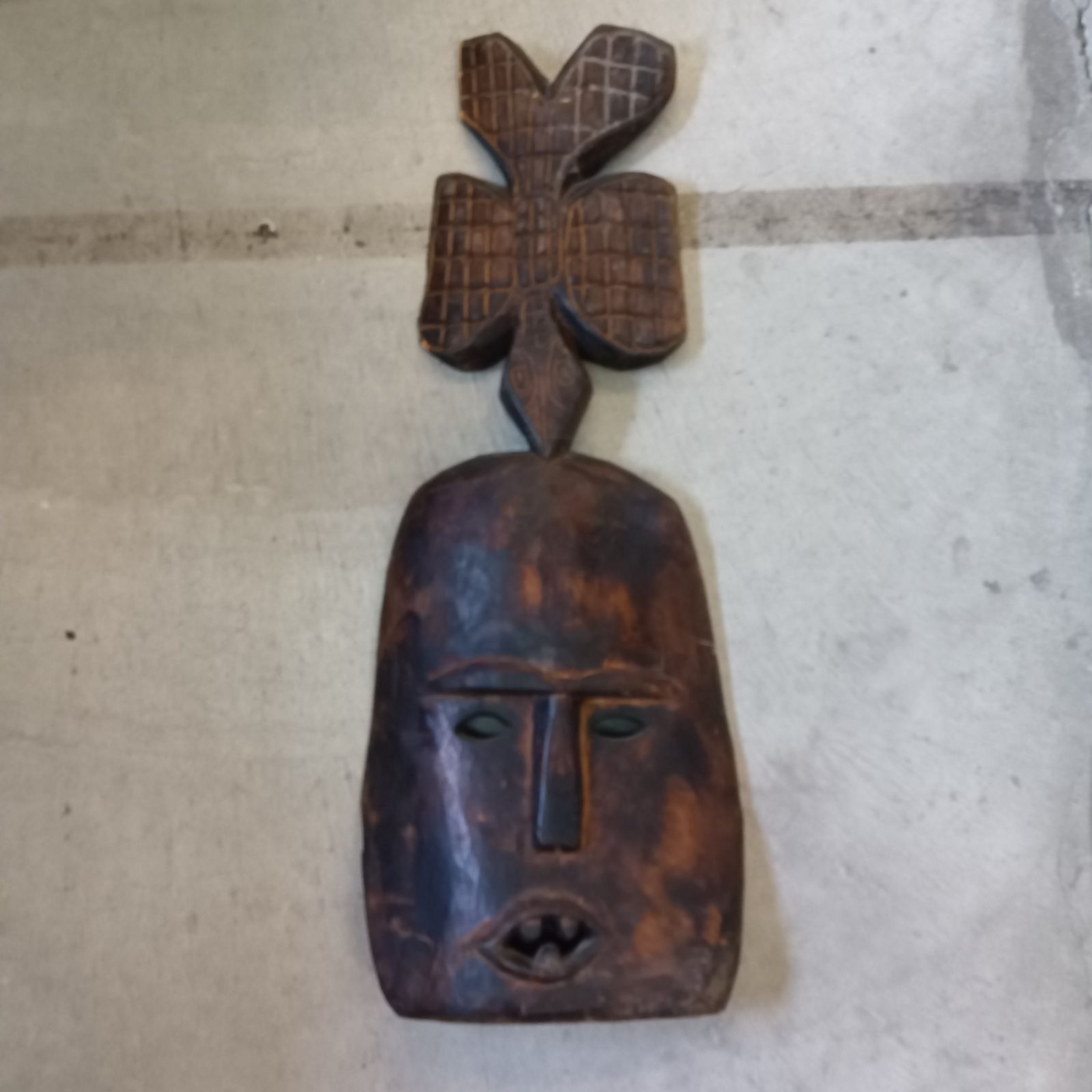 木彫り マスク お面 特大 87cm オブジェ 置物 インドネシア バリ島 エスニック アジアン プリミティブ 彫刻 スアールウッド 髪飾り 幾何学模様 店舗什器 シャビー 骨董風